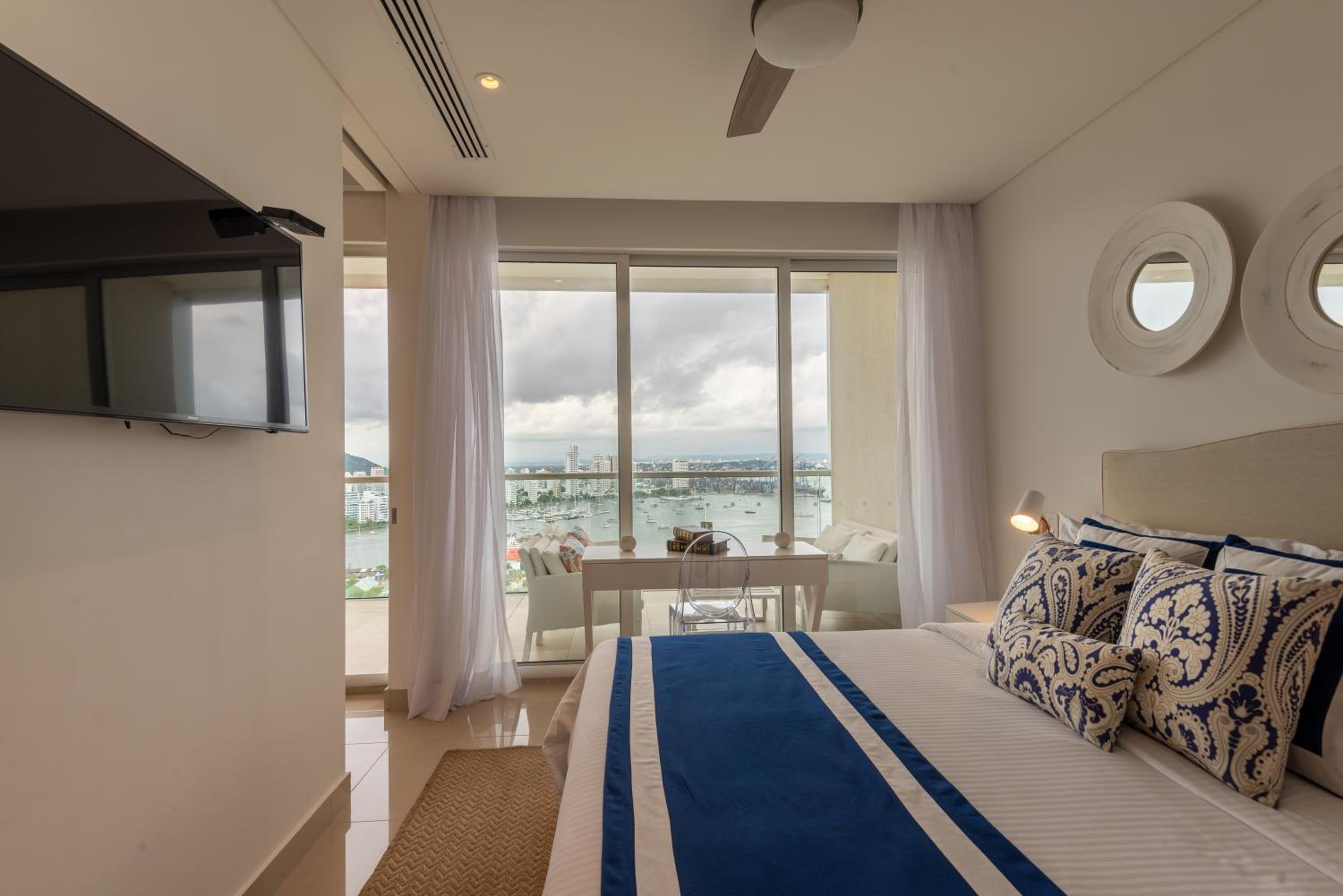 Classy 1 BR, Pool, Gym near Downtown Cartagena by Huespedia