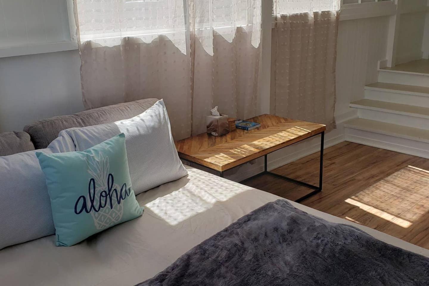 Somewhere over the Rainbow Loft with AC Hilo view 4