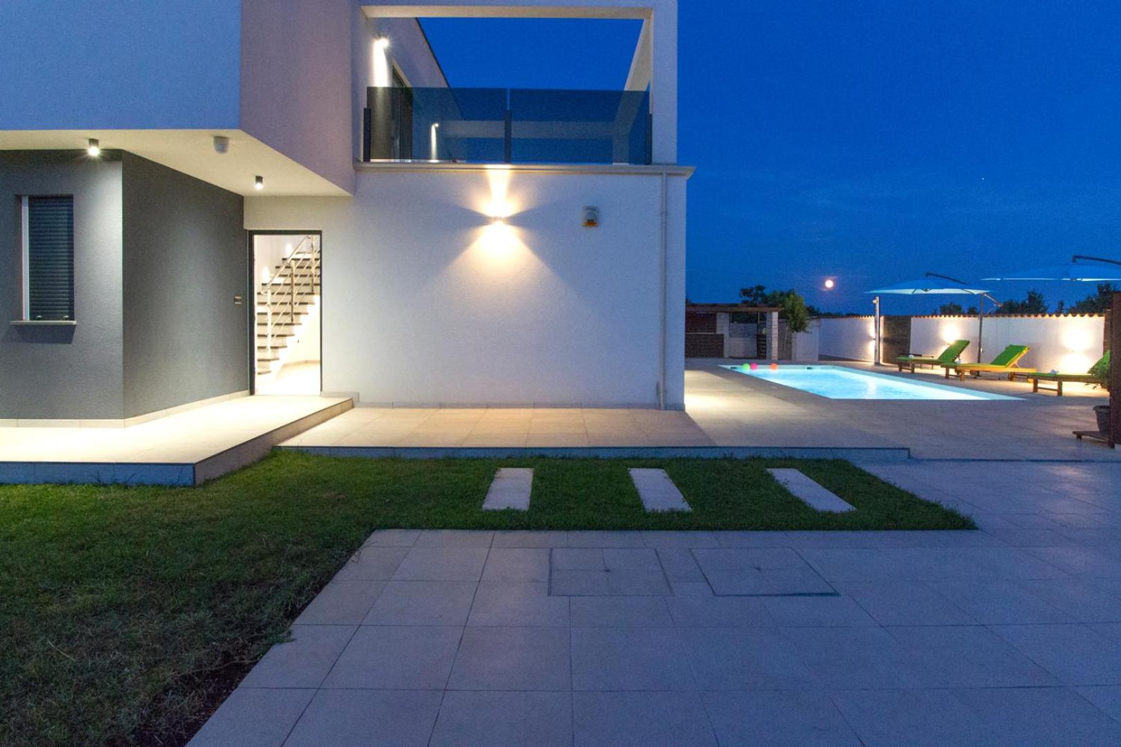 Modern villa Nerina with private pool near Pula view 3