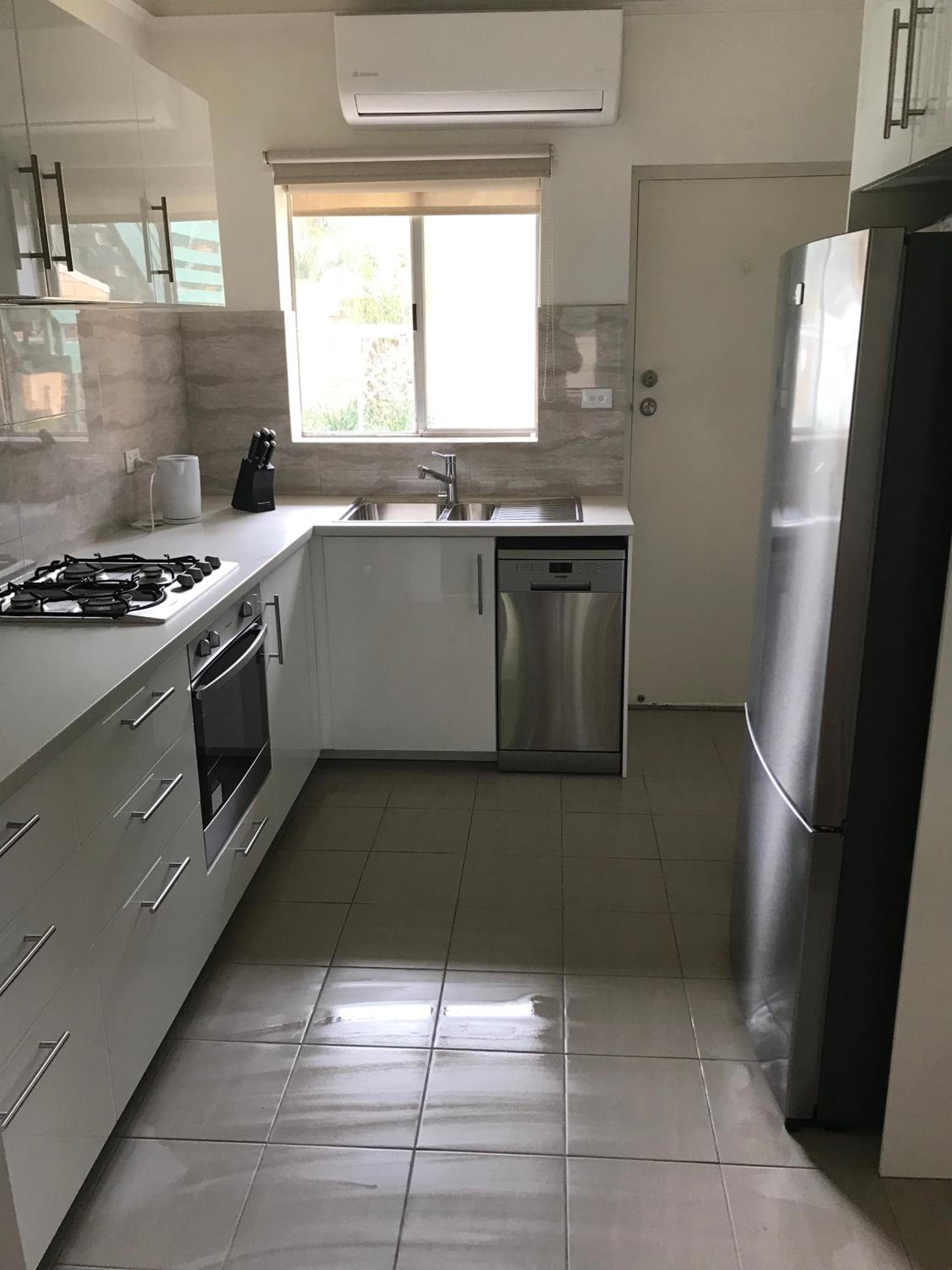 Stay in spacious, homely unit in prestigious area