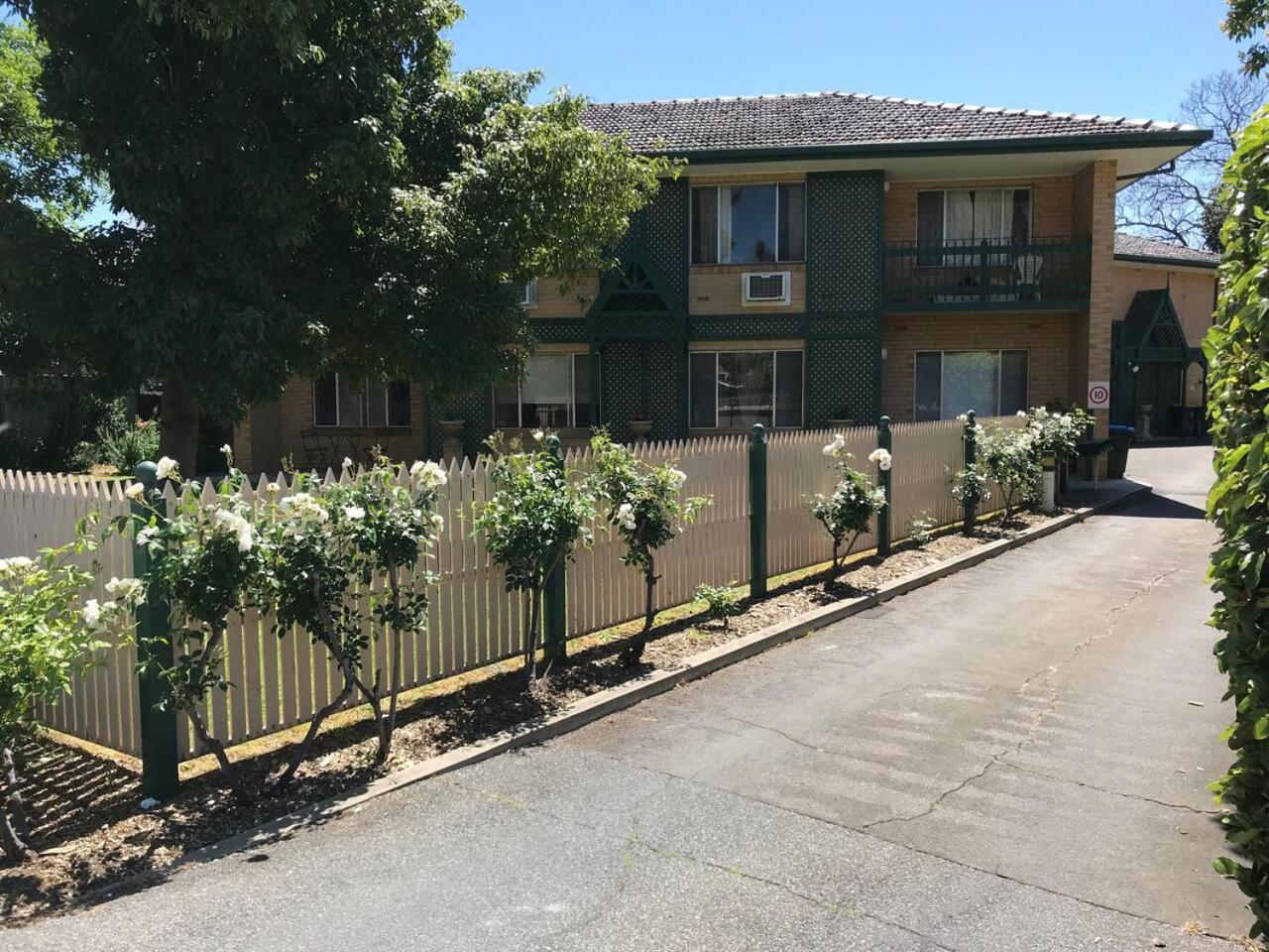 Stay in spacious, homely unit in prestigious area