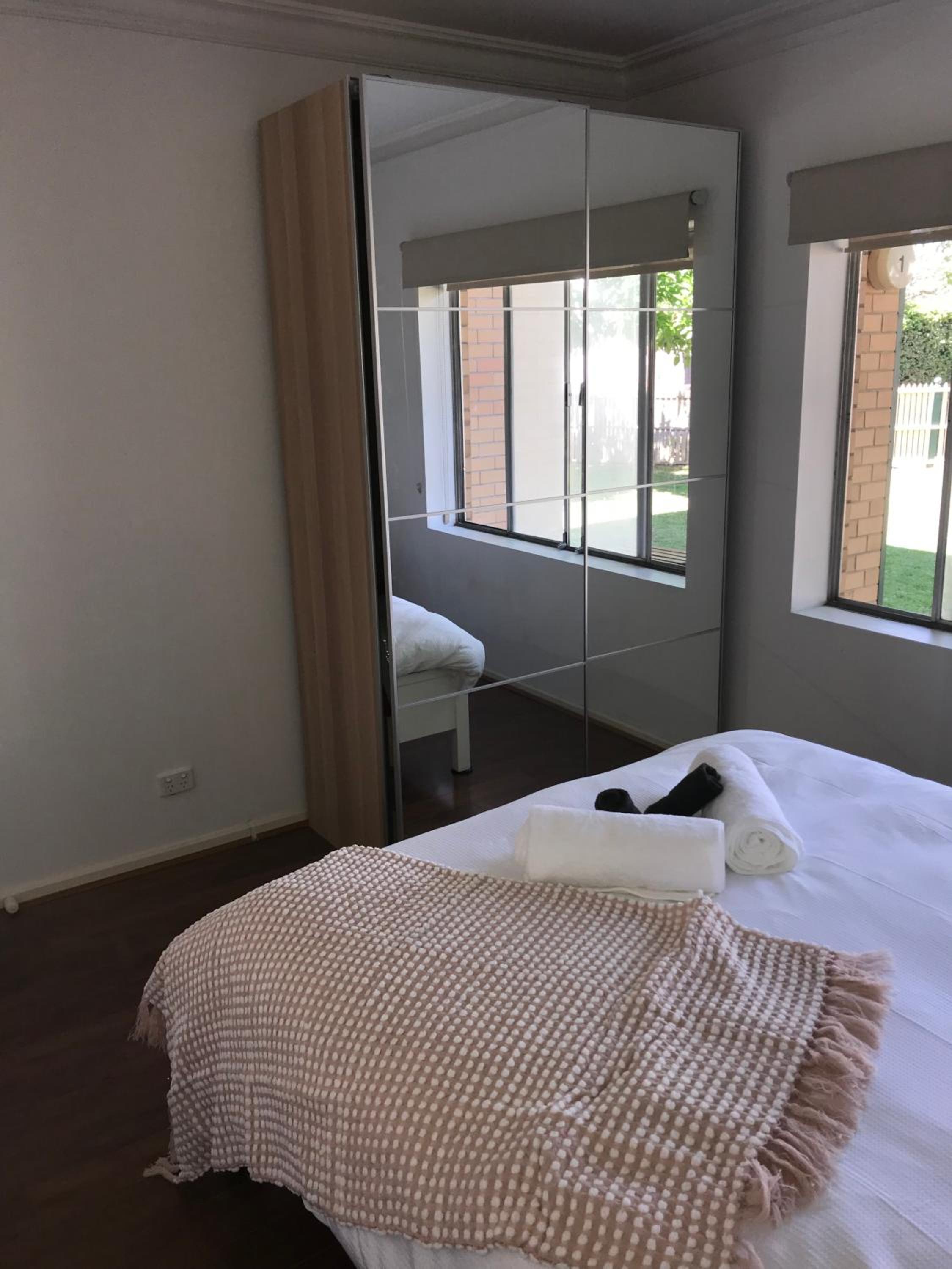Stay in spacious, homely unit in prestigious area