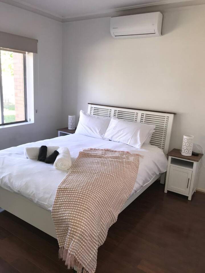Stay in spacious, homely unit in prestigious area