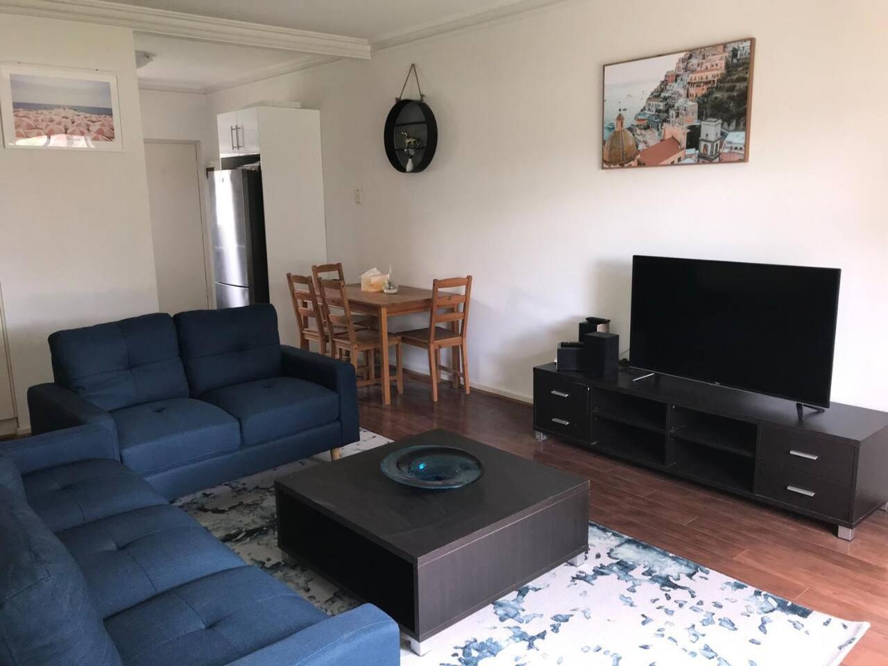 Stay in spacious, homely unit in prestigious area