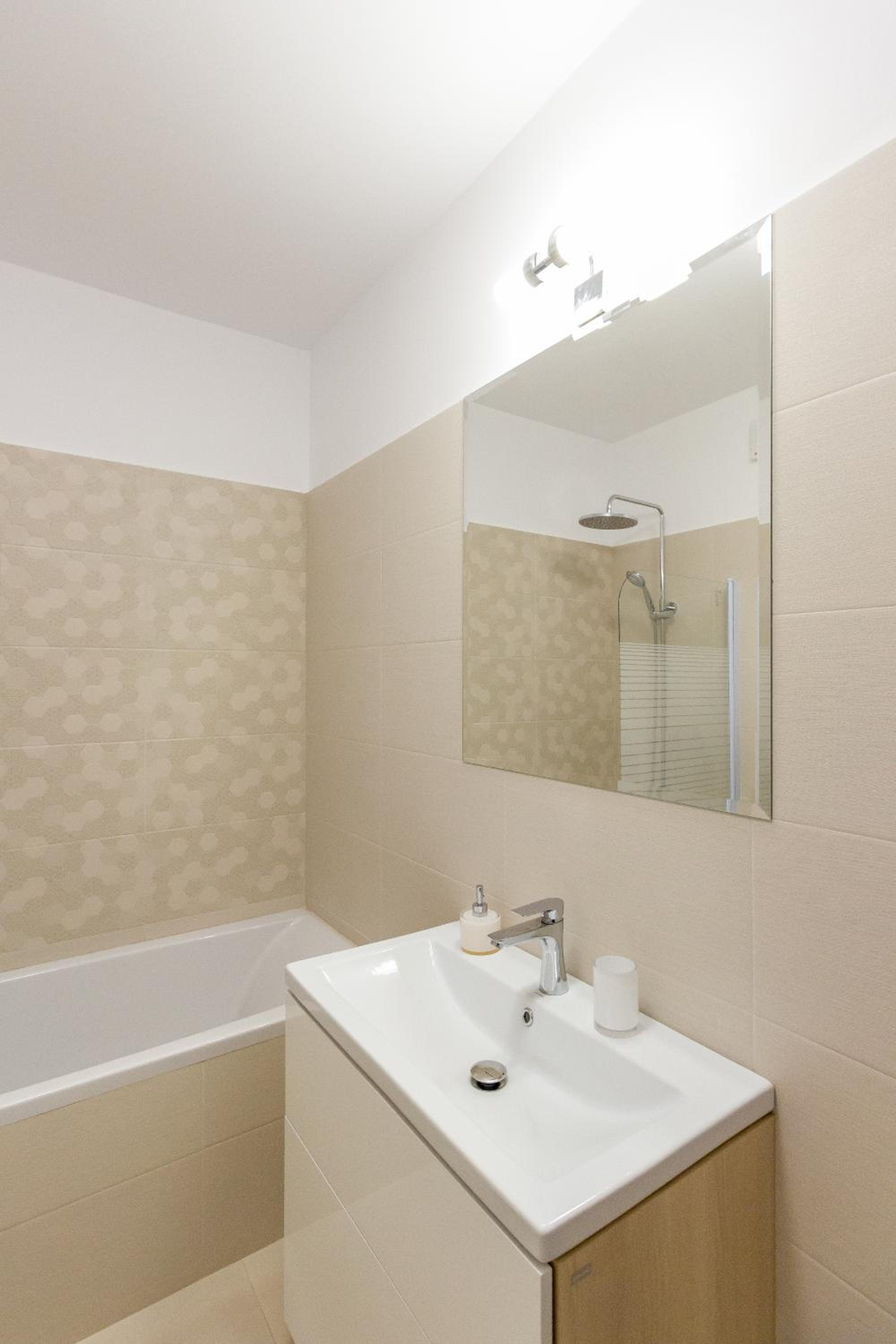 Spacious and Quiet 2 Bedroom Apartment