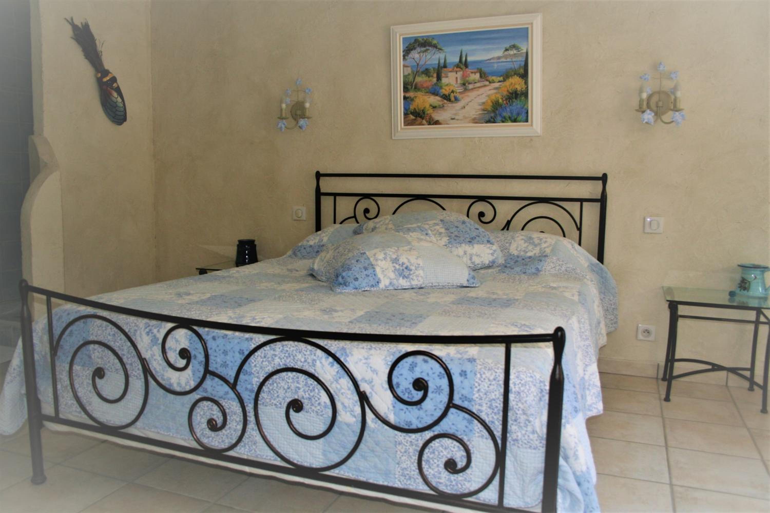 LE MAS DES TARENTES Chambres d'hôtes view 2