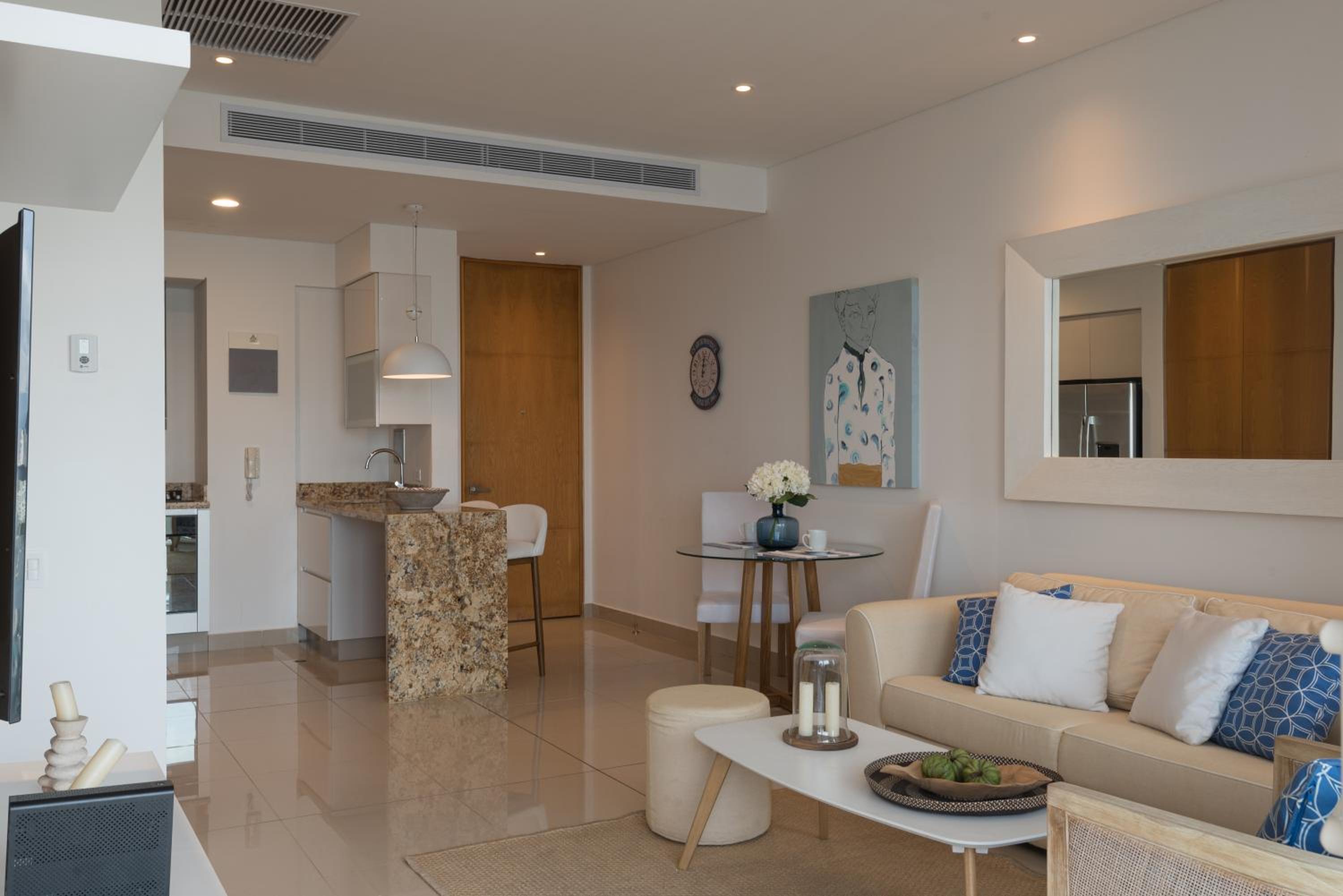 Classy 1 BR, Pool, Gym near Downtown Cartagena by Huespedia