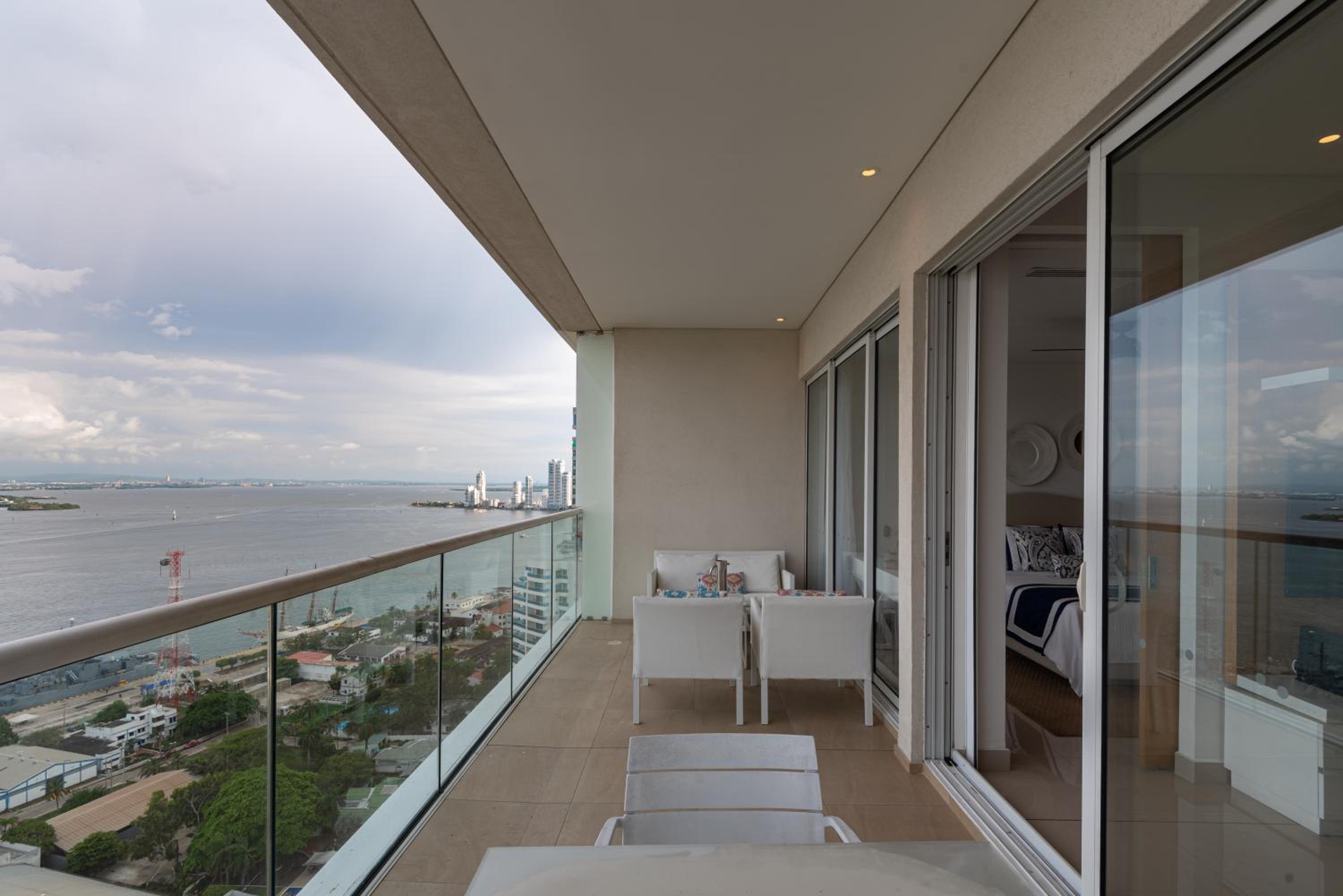Classy 1 BR, Pool, Gym near Downtown Cartagena by Huespedia