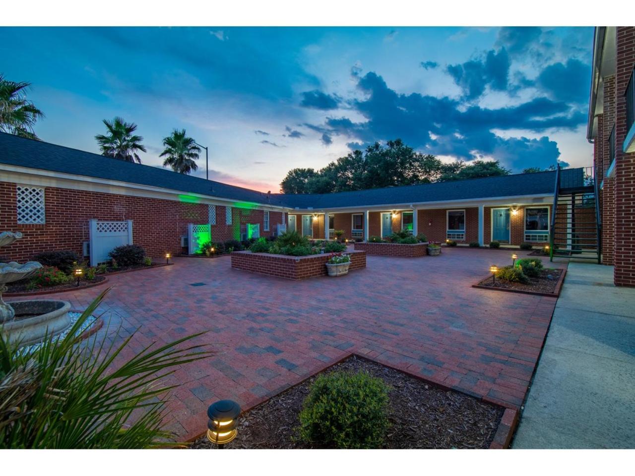 Winton Inn & Suites