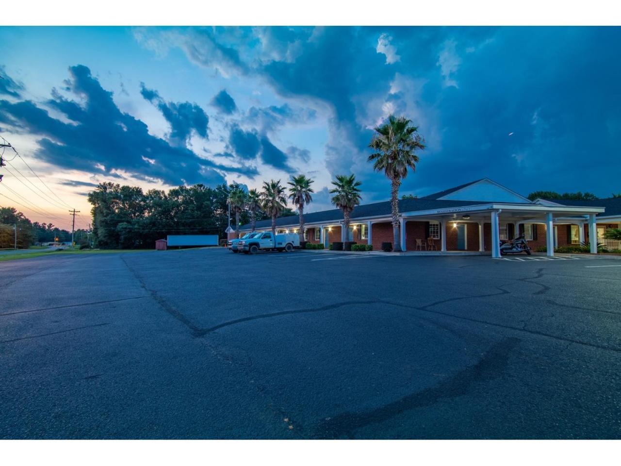 Winton Inn & Suites
