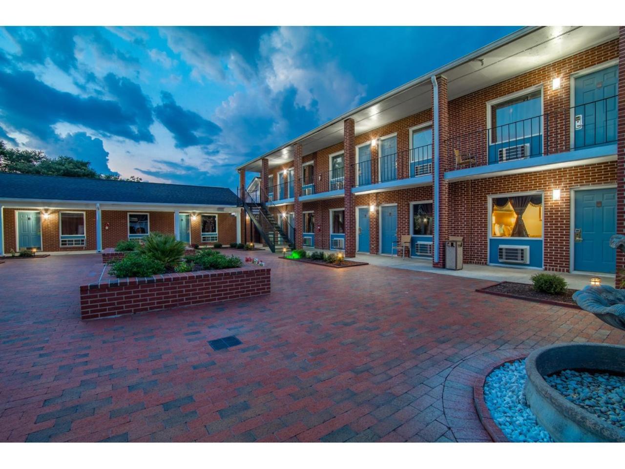 Winton Inn & Suites