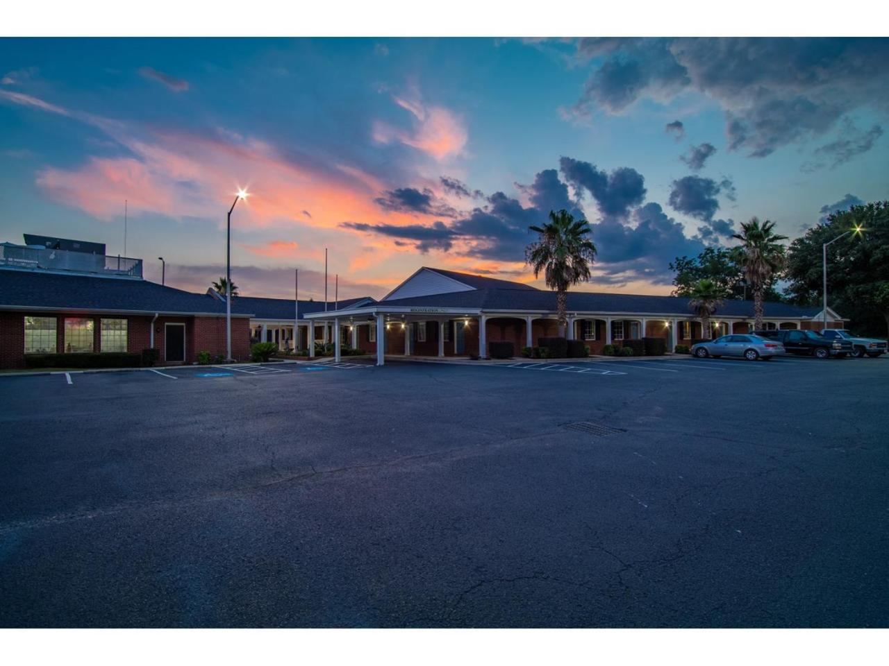Winton Inn & Suites