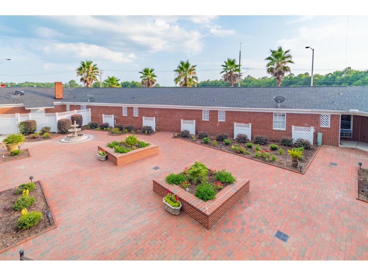 Winton Inn & Suites