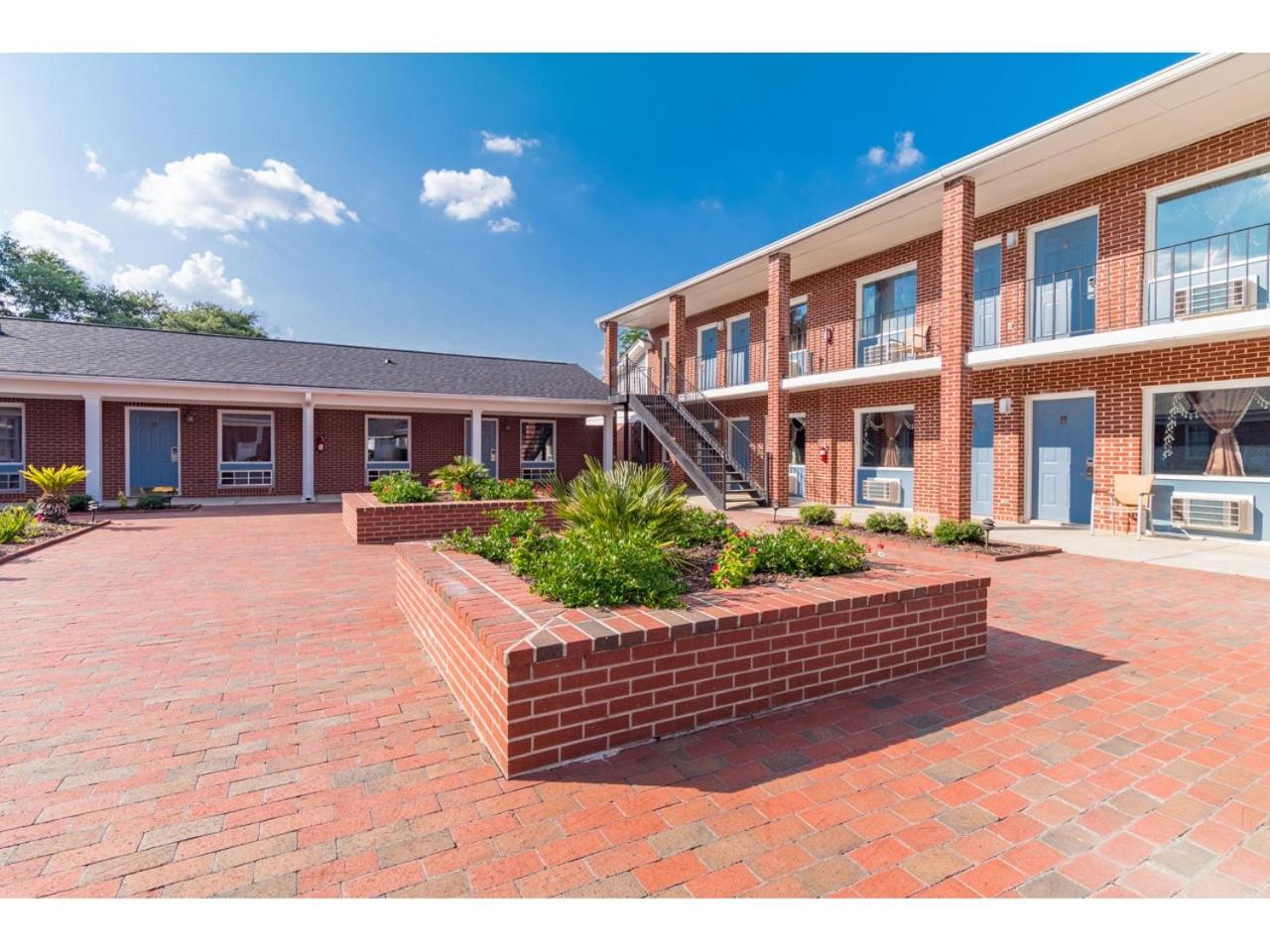Winton Inn & Suites