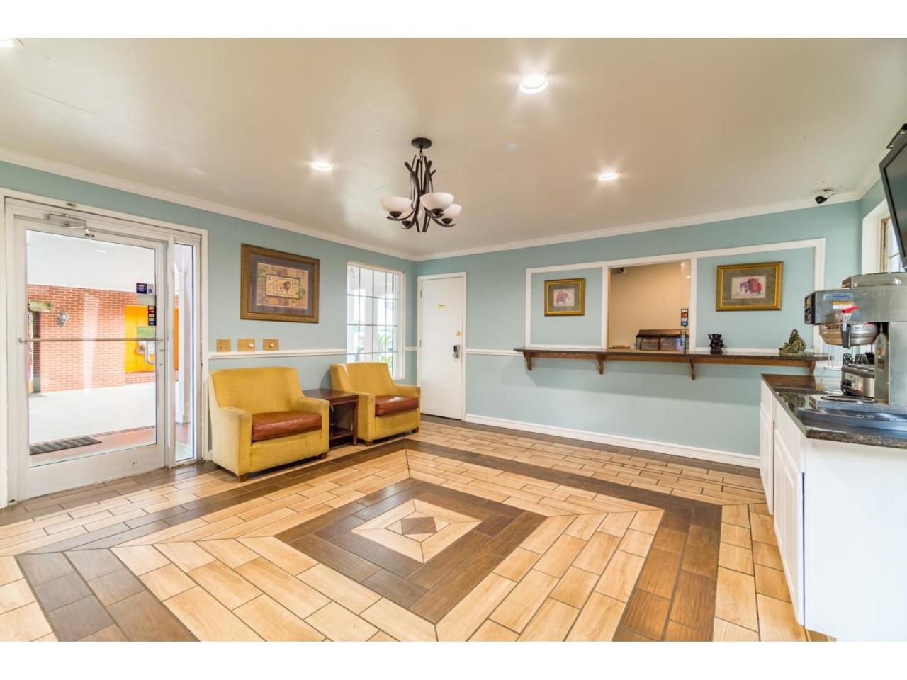 Winton Inn & Suites
