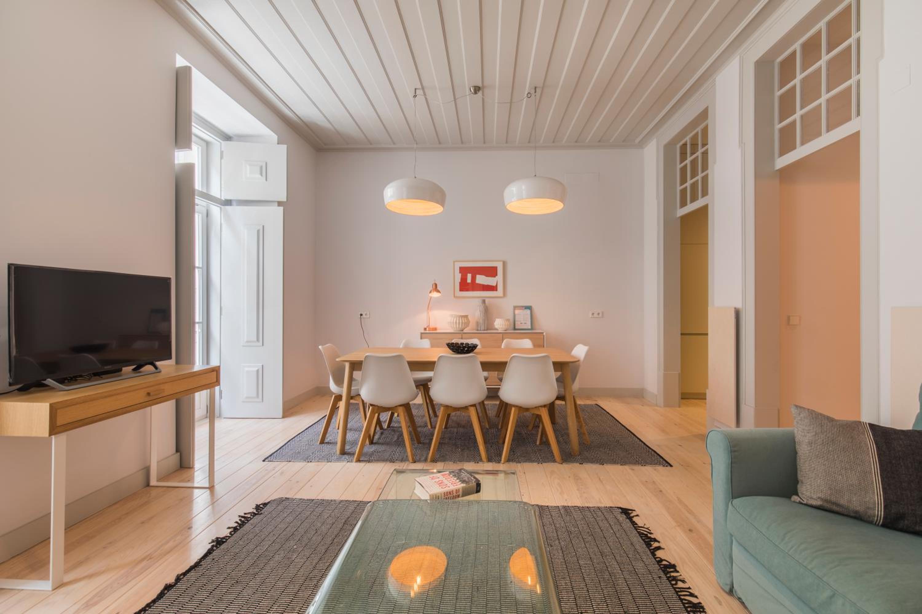 Charming 3 Bedroom Wonder Downtown by LovelyStay view 3