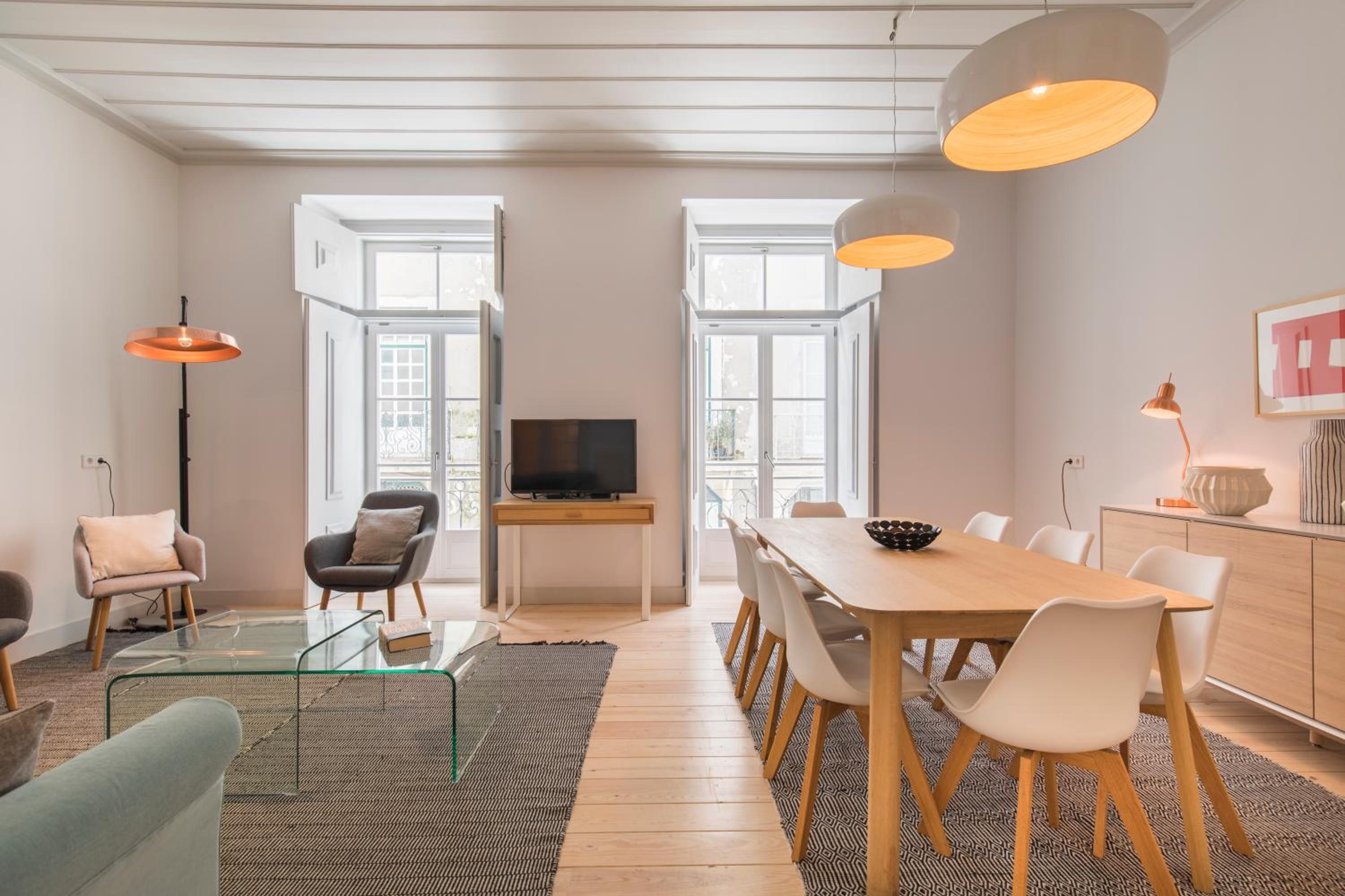 Charming 3 Bedroom Wonder Downtown by LovelyStay view 5