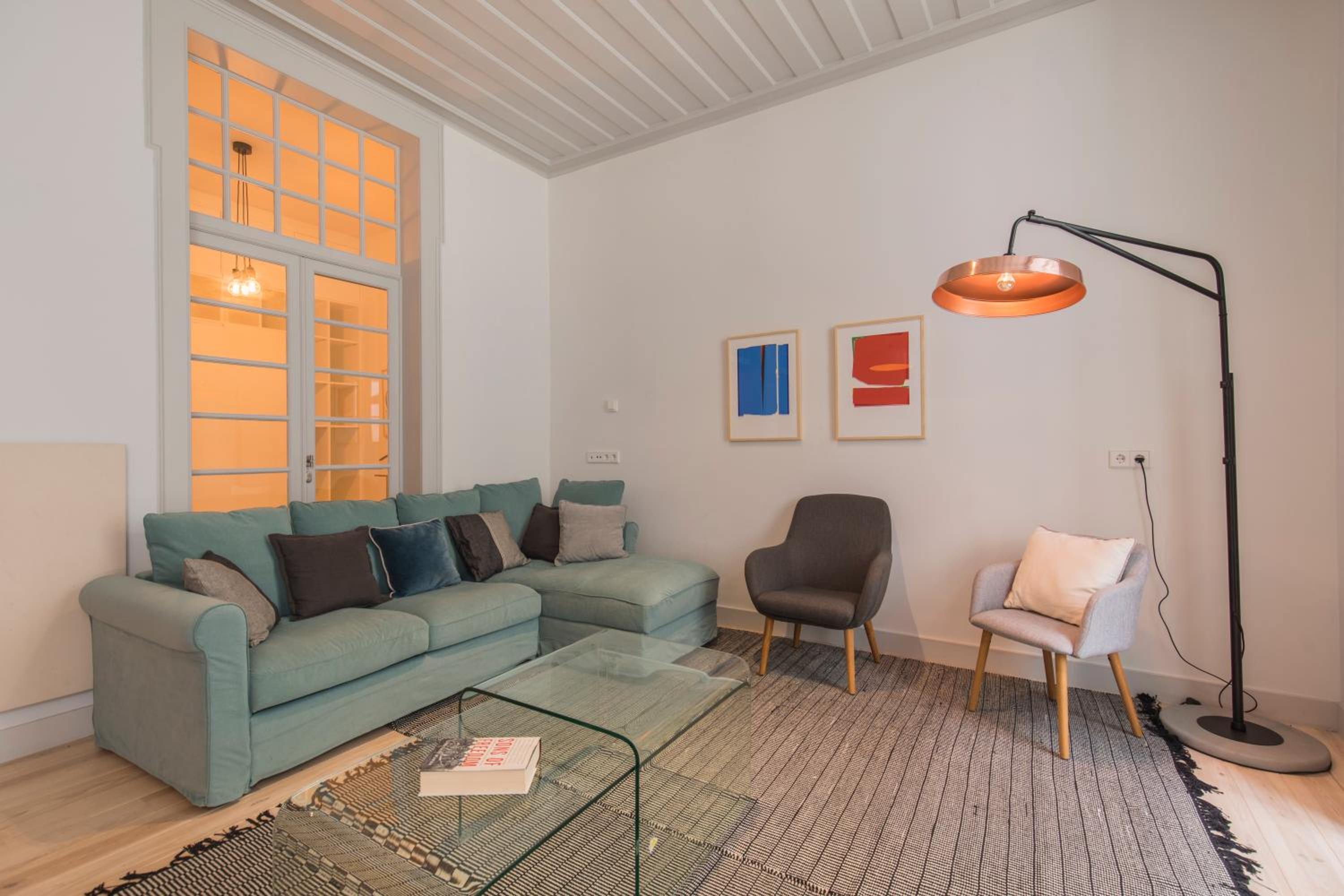 Charming 3 Bedroom Wonder Downtown by LovelyStay view 4