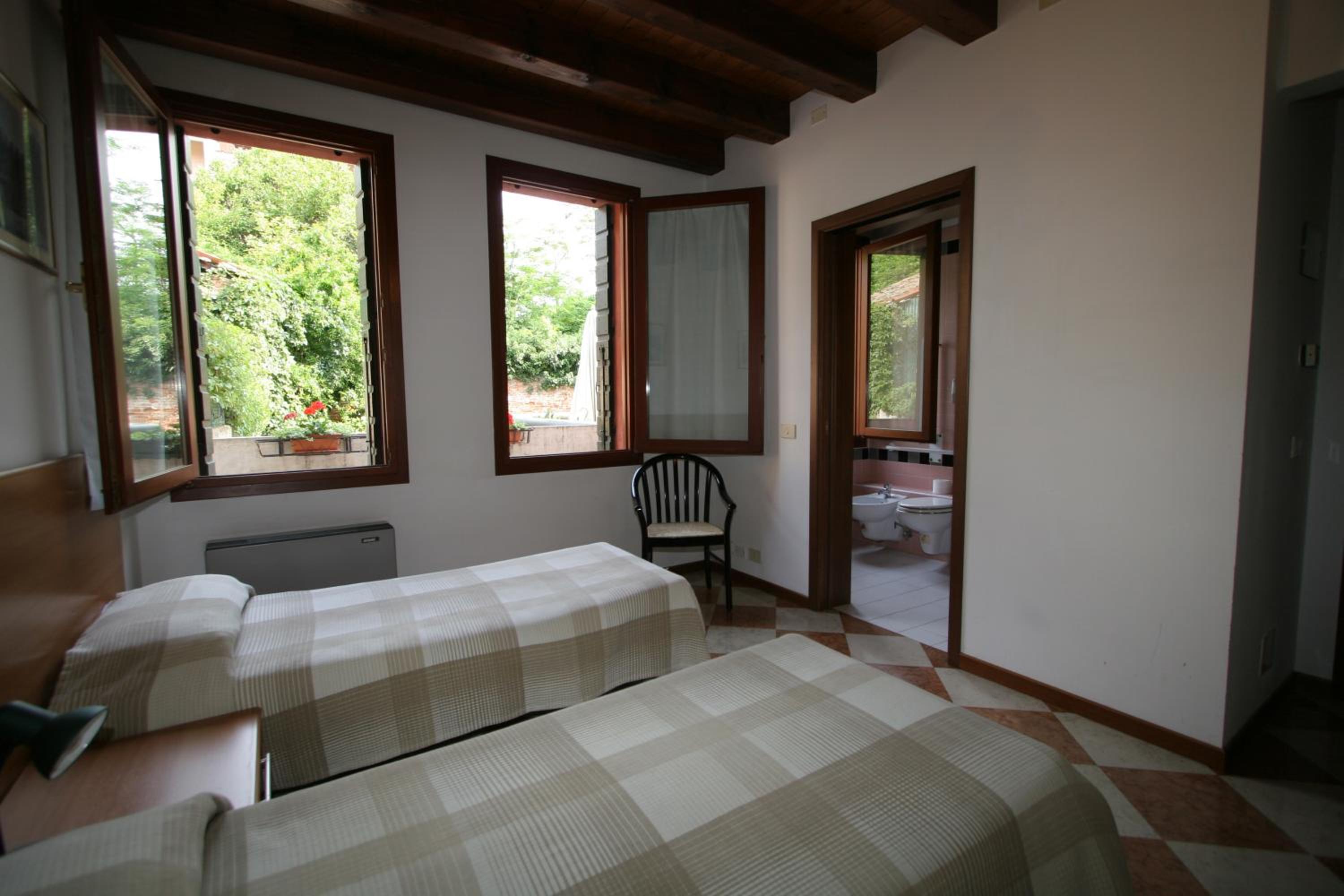Cornarorooms view 4