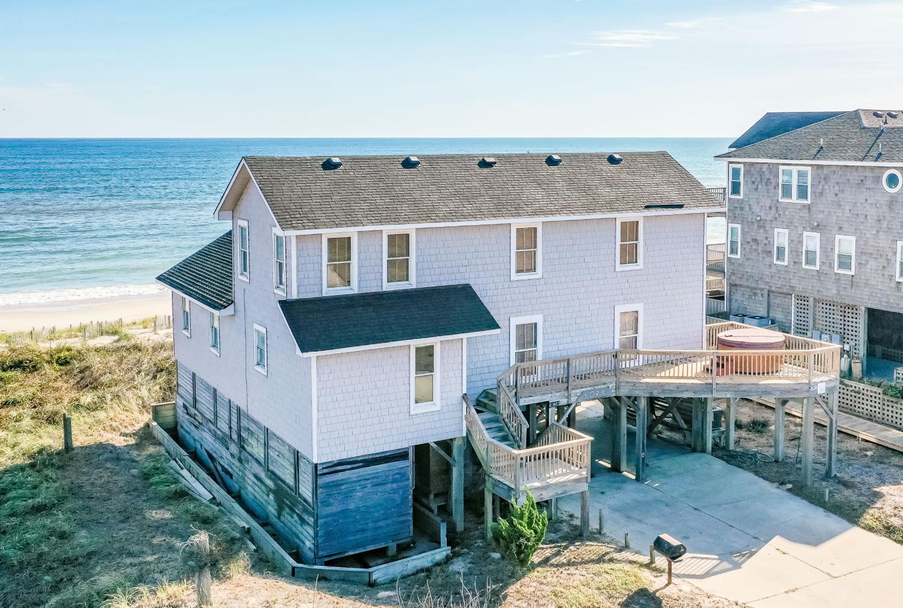 York - Duck, Carolina Dunes, Oceanfront, Ocean View, Hot Tub, Large Decks, Pets OK