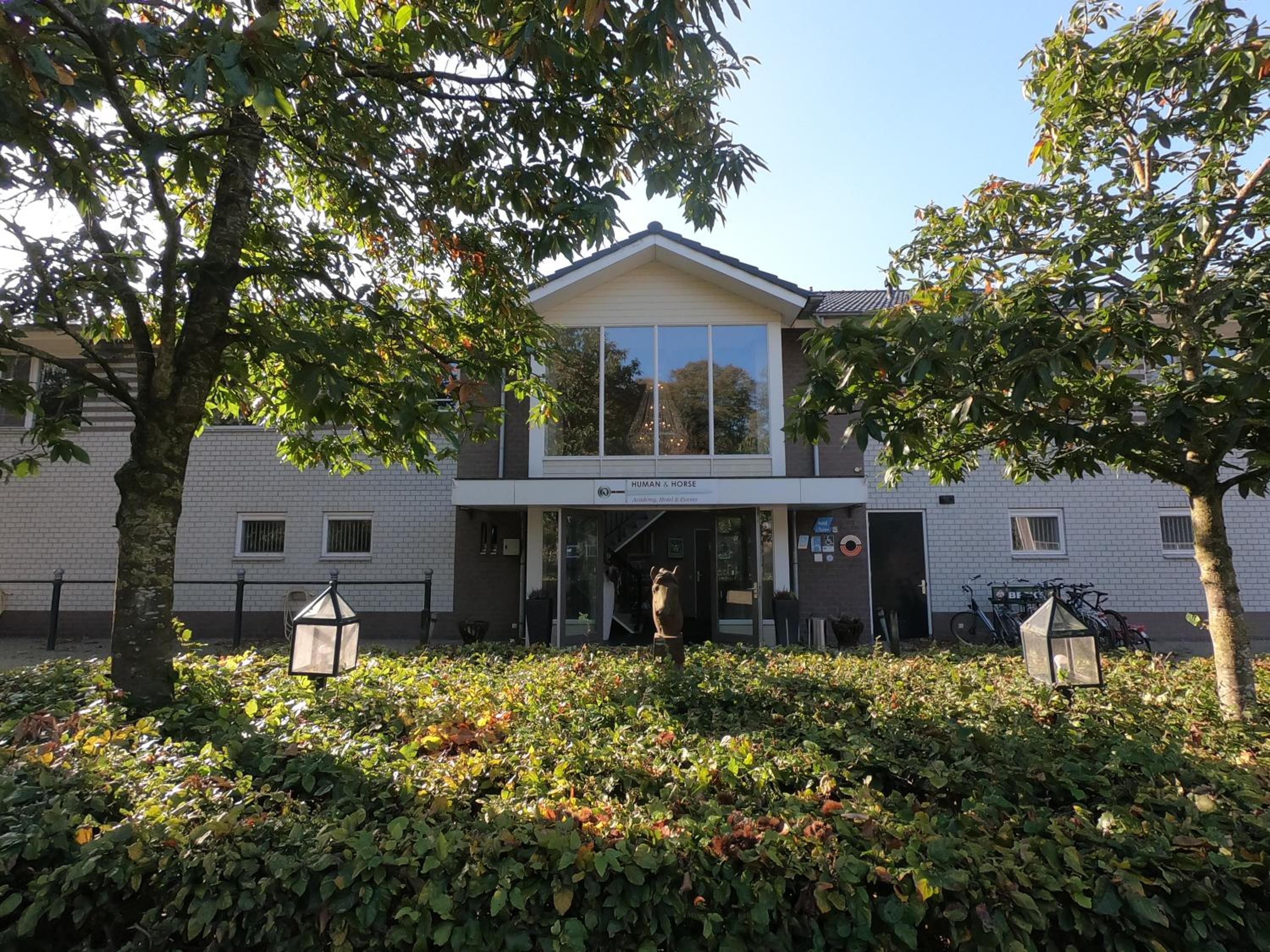 Hotel Human & Horse Hotel - Image 1