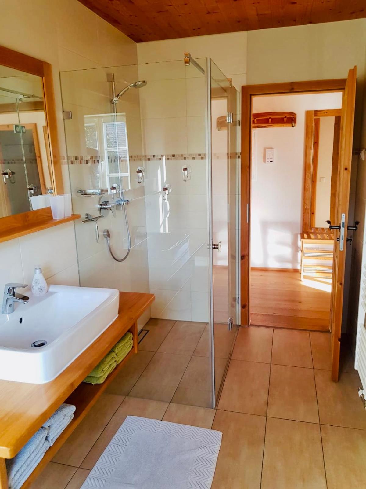Ferienhaus Winterbergblick, Nationalpark Sächsische Schweiz, 5 Wohnungen und Gemeinschaftsraum, Boulderraum und Sauna im Haus