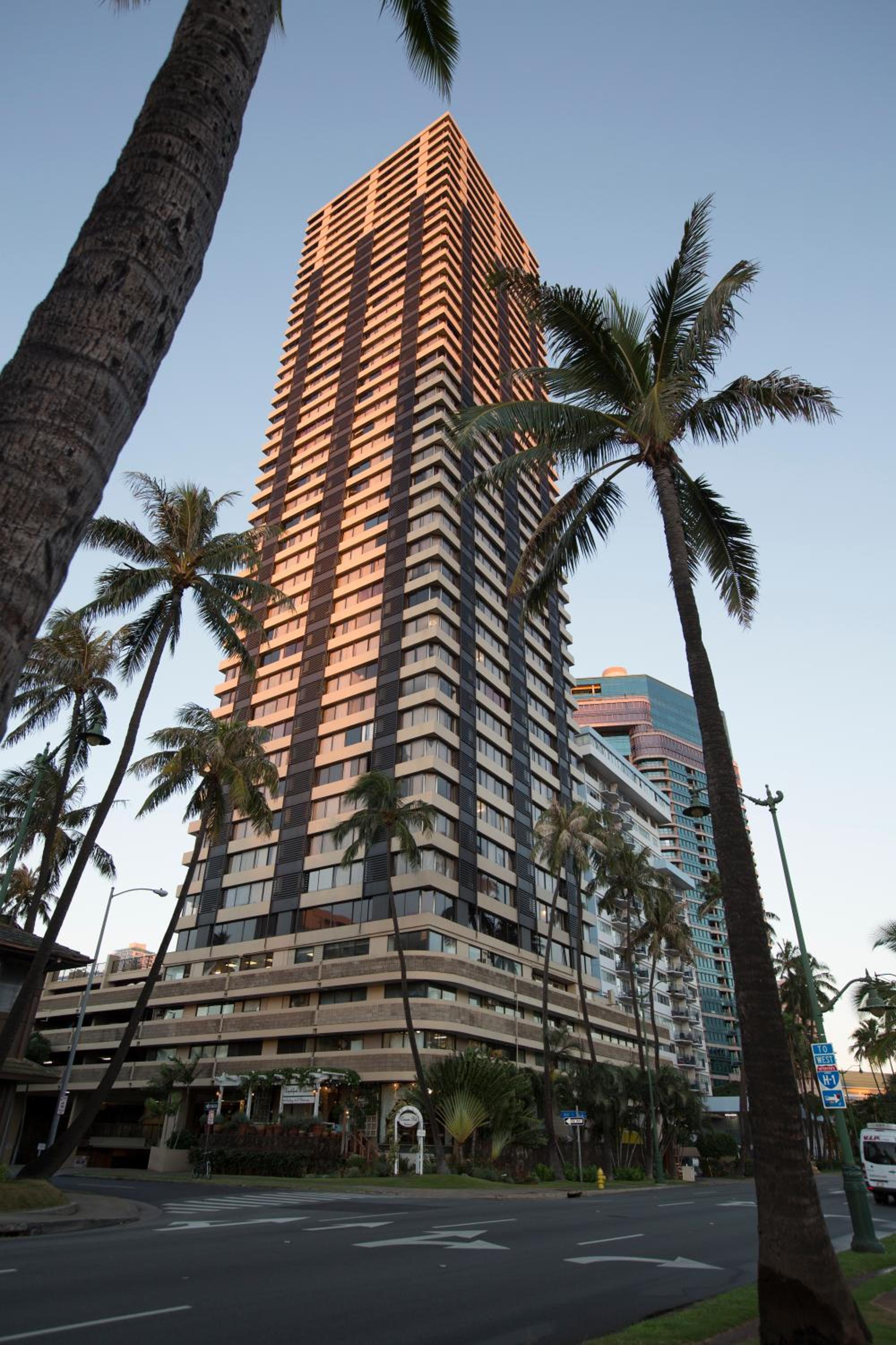 Hotel Waikiki Monarch Hotel - Image 1