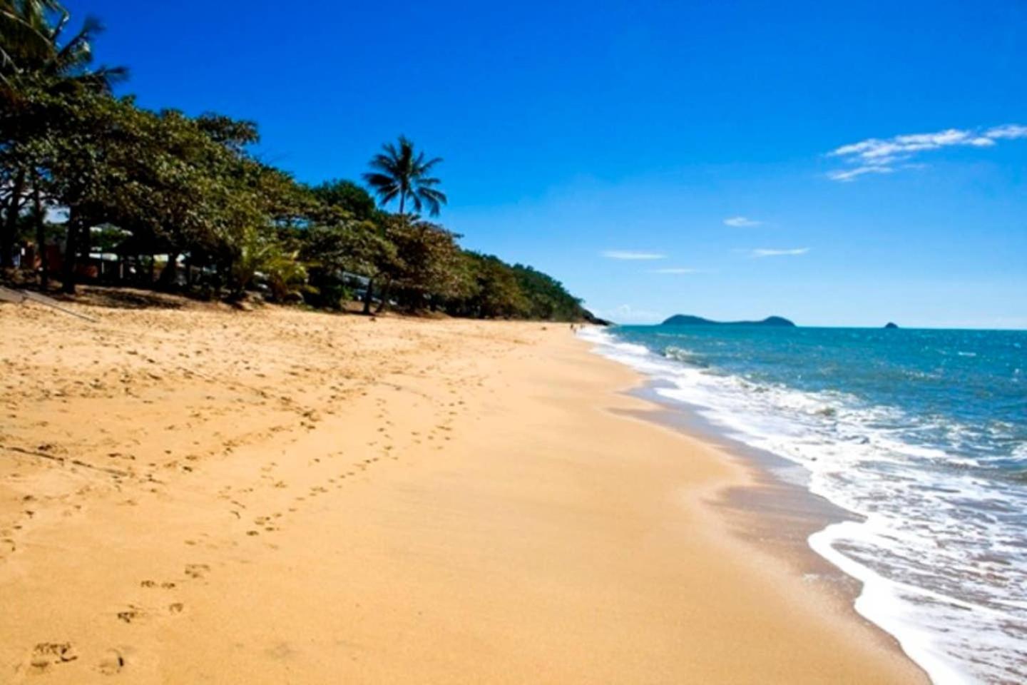 Trinity Beach Vacations - The Beach Shack 3BR Waterfront Resort, Own WIFI - Property Image 7