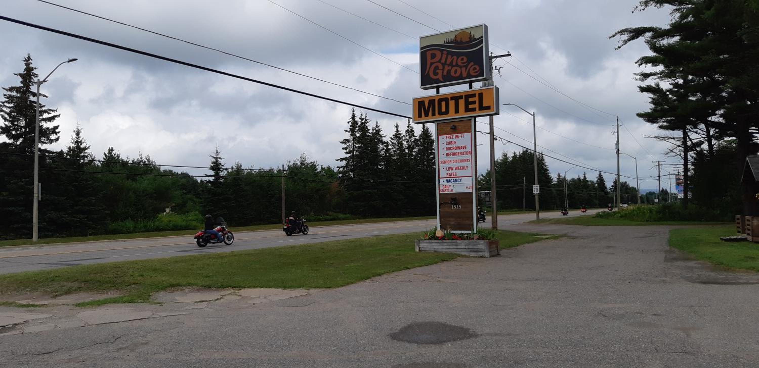 Pine Grove Motel - Image 5