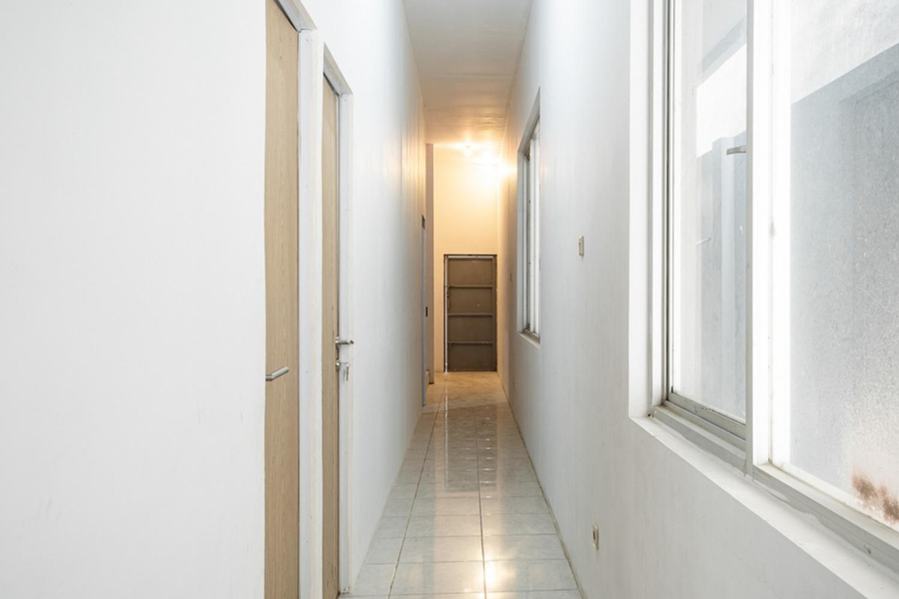 RedDoorz Plus @ Otista Raya Ciputat view 4