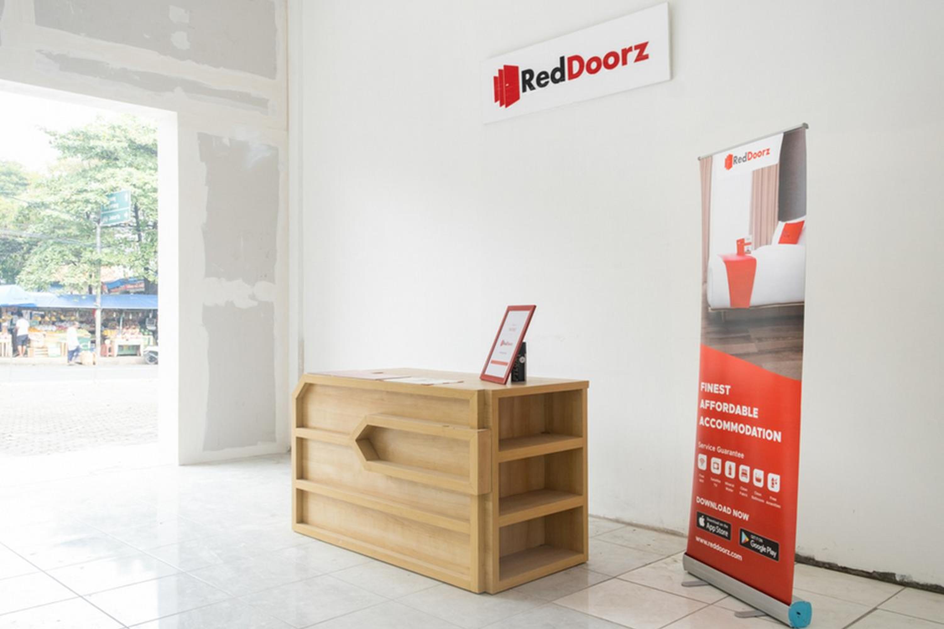 RedDoorz Plus @ Otista Raya Ciputat view 5