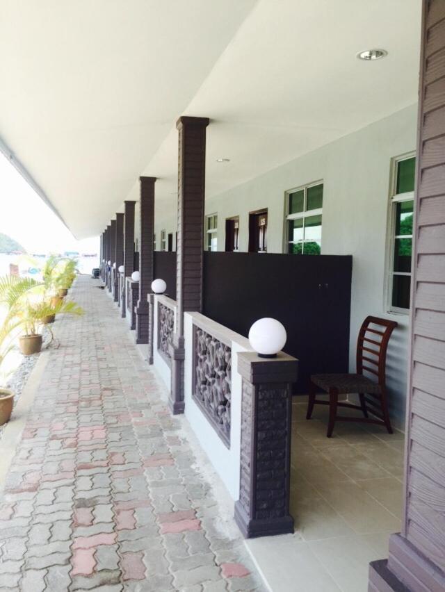 Penarak Bamboo Beach Motel