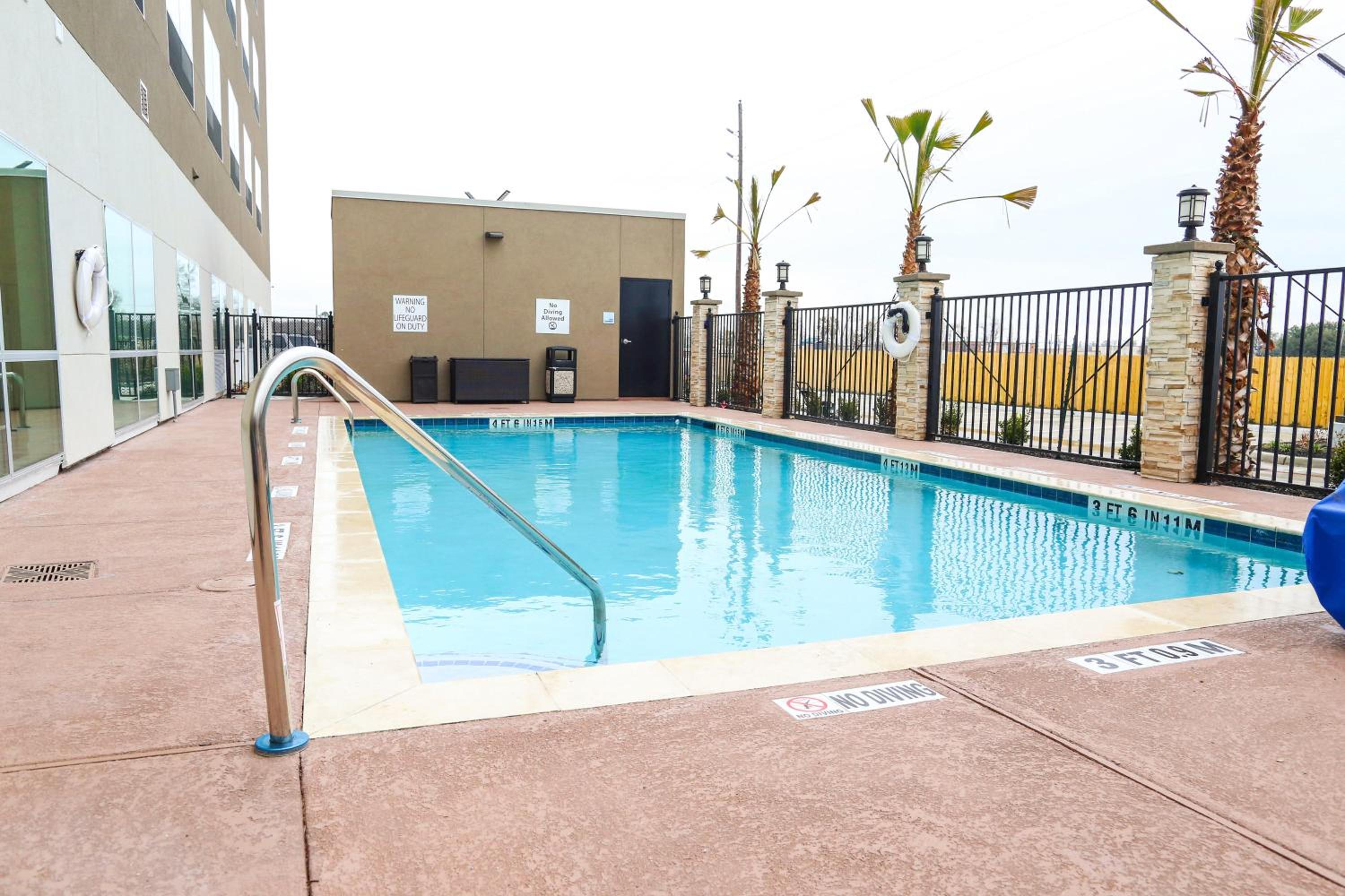 Holiday Inn Express Suites - Houston IAH - Beltway 8, an IHG Hotel - Property Image 50
