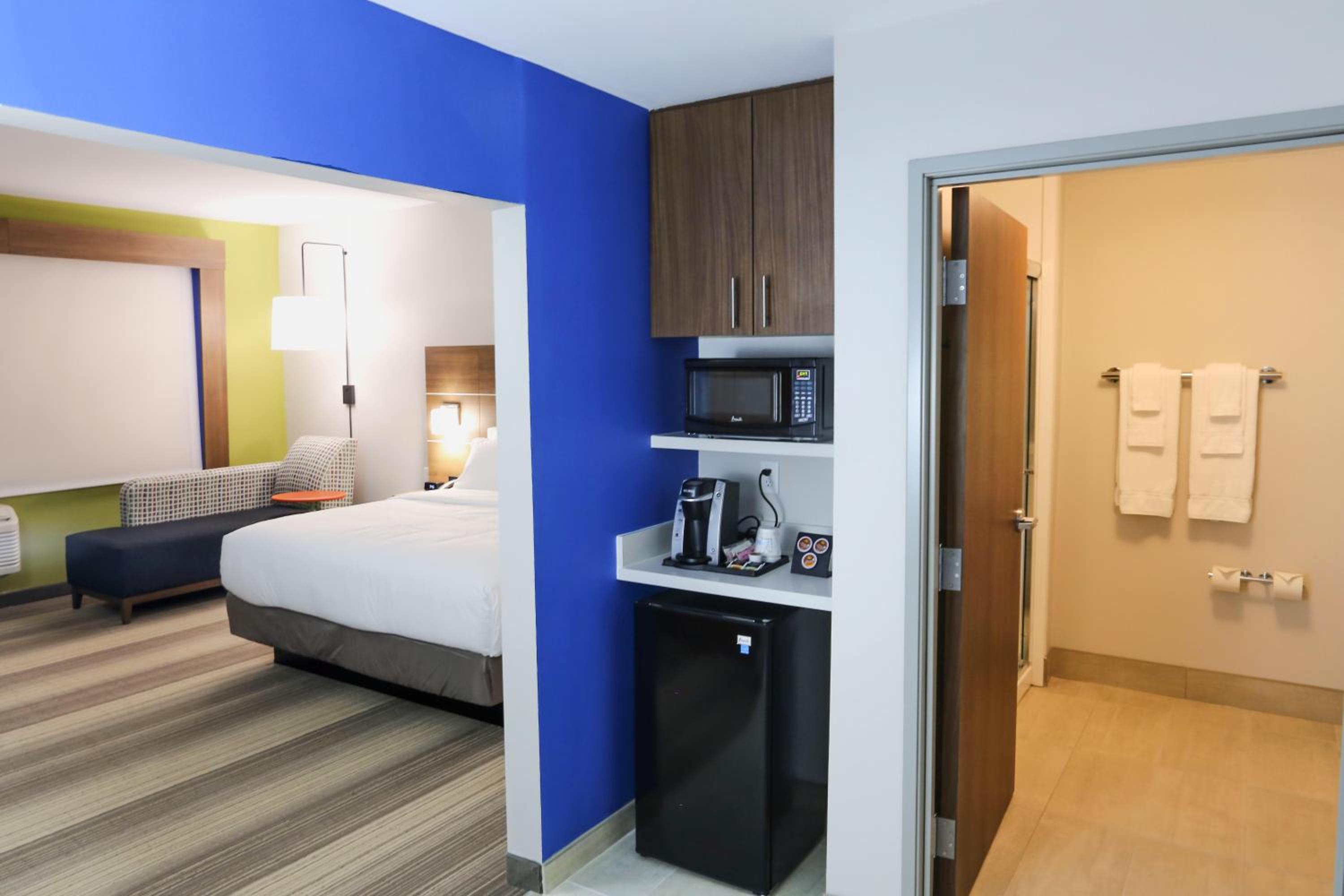 Holiday Inn Express Suites - Houston IAH - Beltway 8, an IHG Hotel - Property Image 1