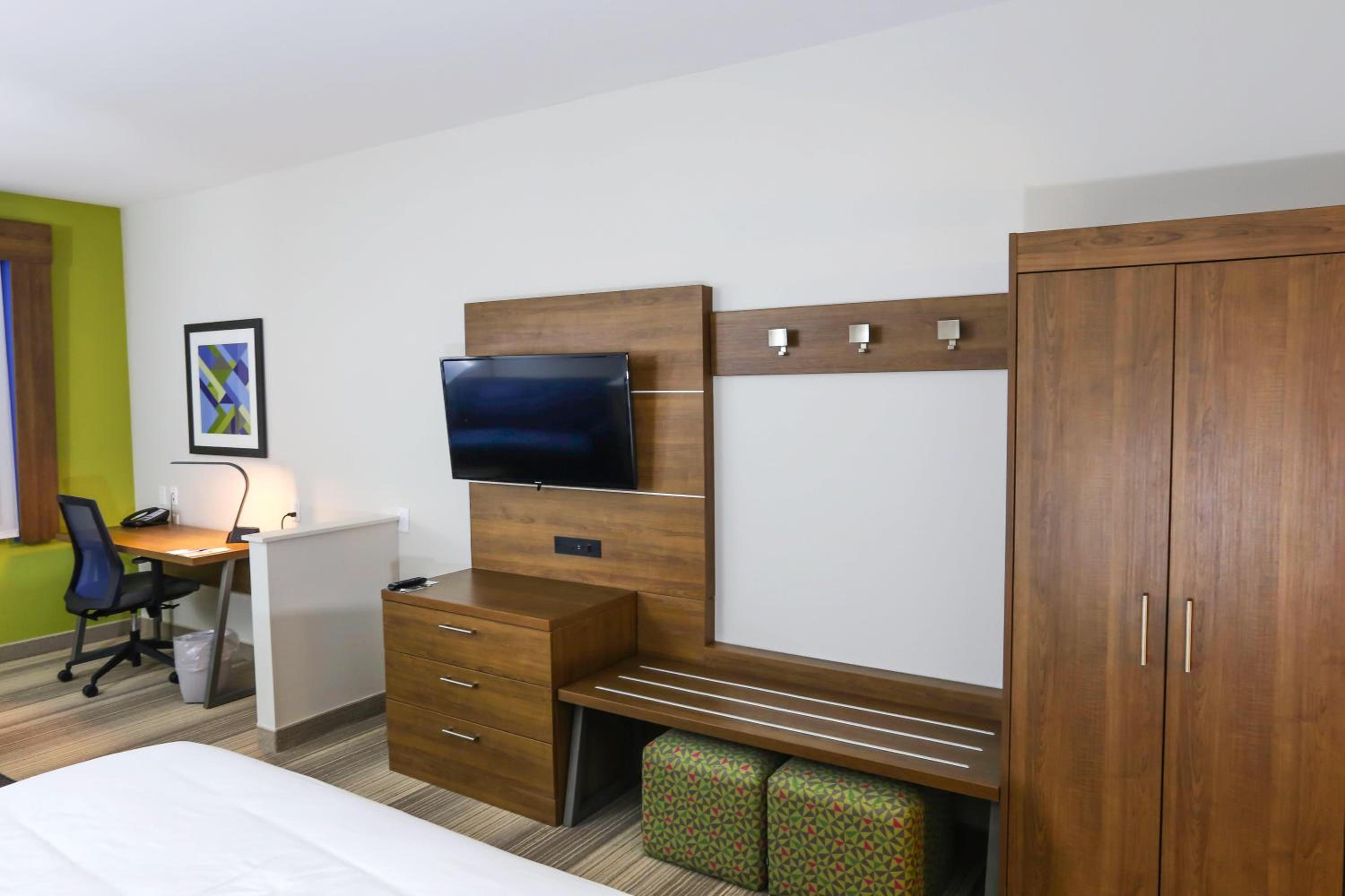 Holiday Inn Express Suites - Houston IAH - Beltway 8, an IHG Hotel - Property Image 25