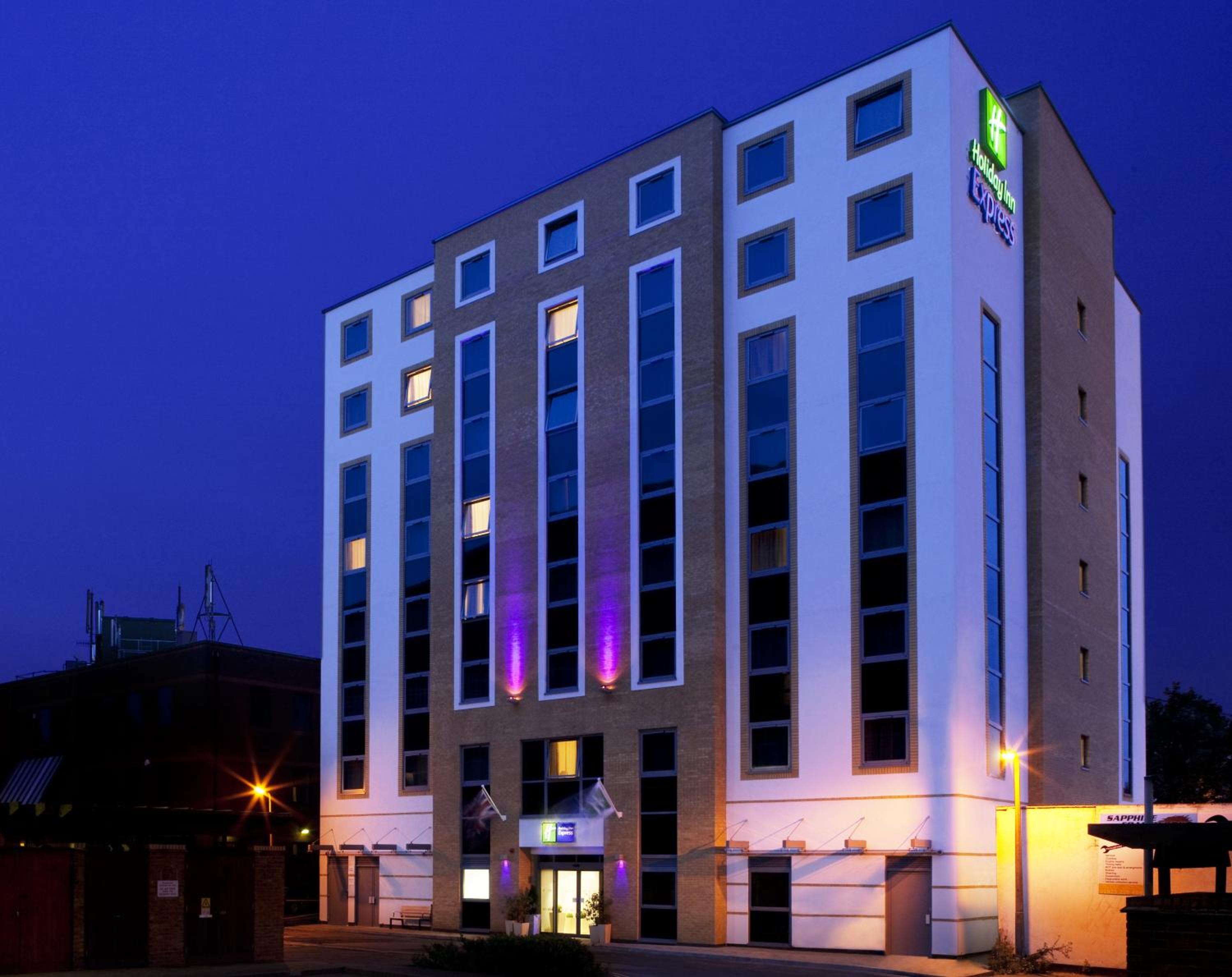 Watford Vacations - Holiday Inn Express London - Watford Junction, an IHG Hotel - Property Image 1