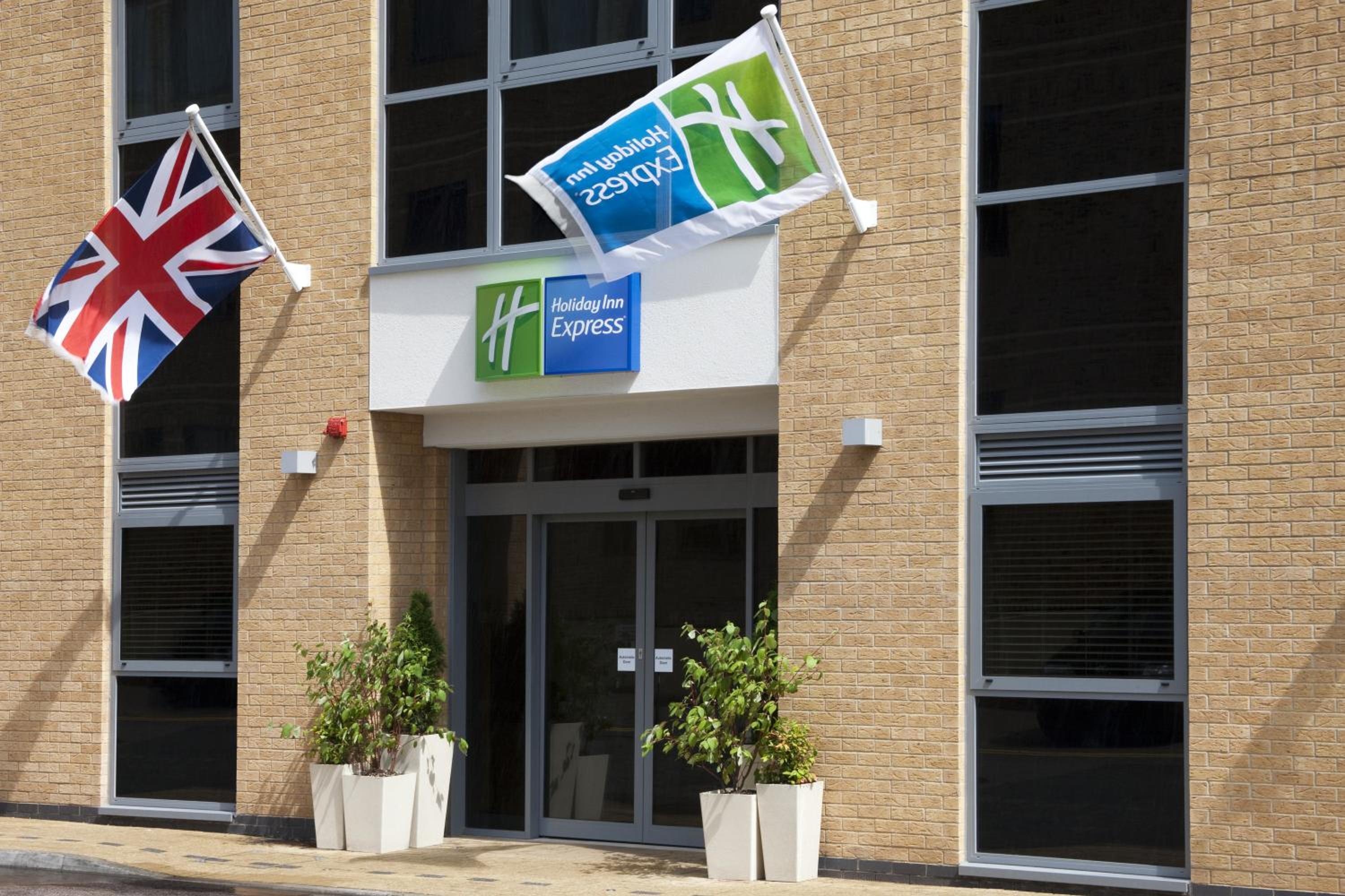 Watford Vacations - Holiday Inn Express London - Watford Junction, an IHG Hotel - Property Image 2
