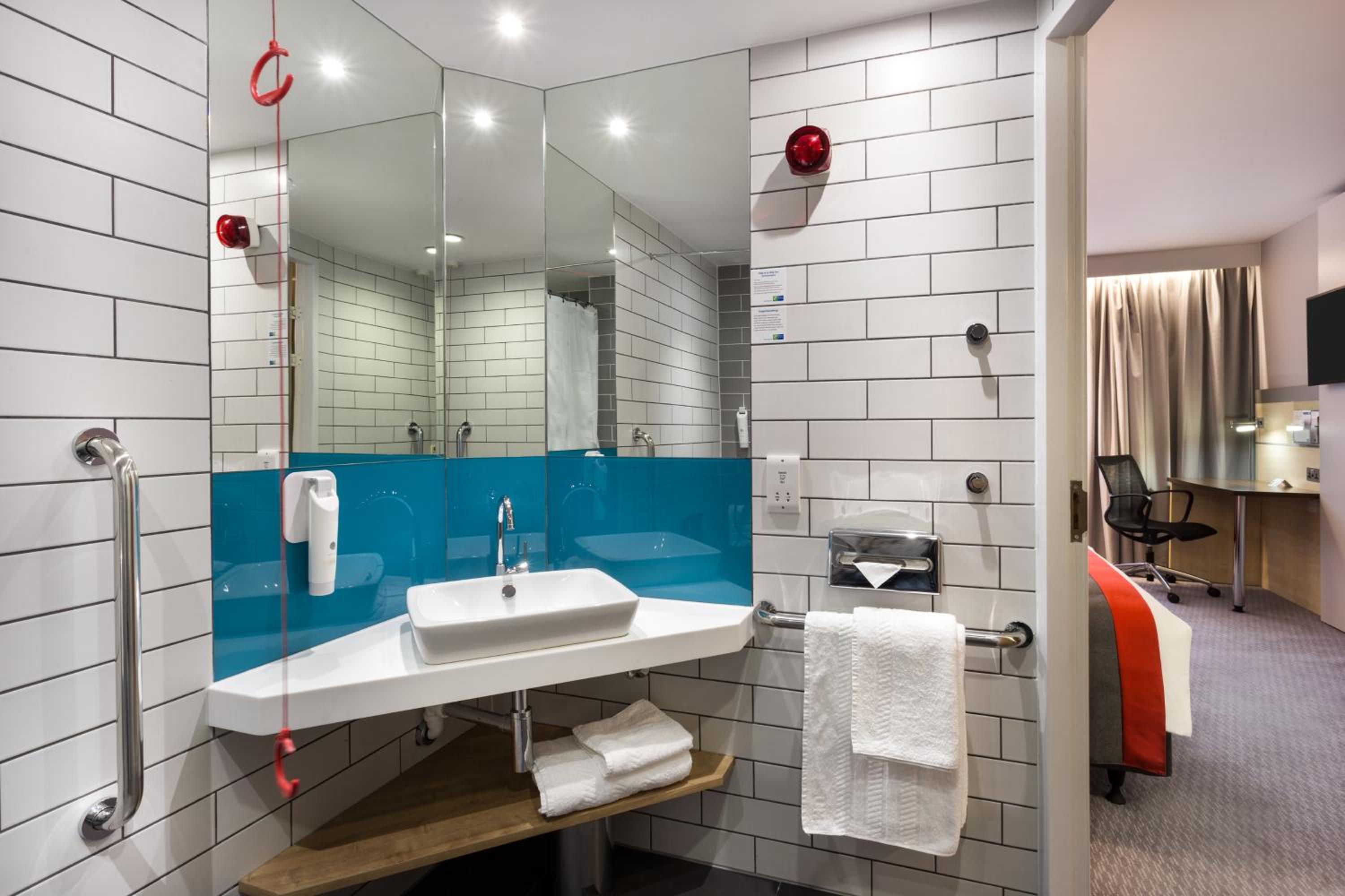 Watford Vacations - Holiday Inn Express London - Watford Junction, an IHG Hotel - Property Image 4