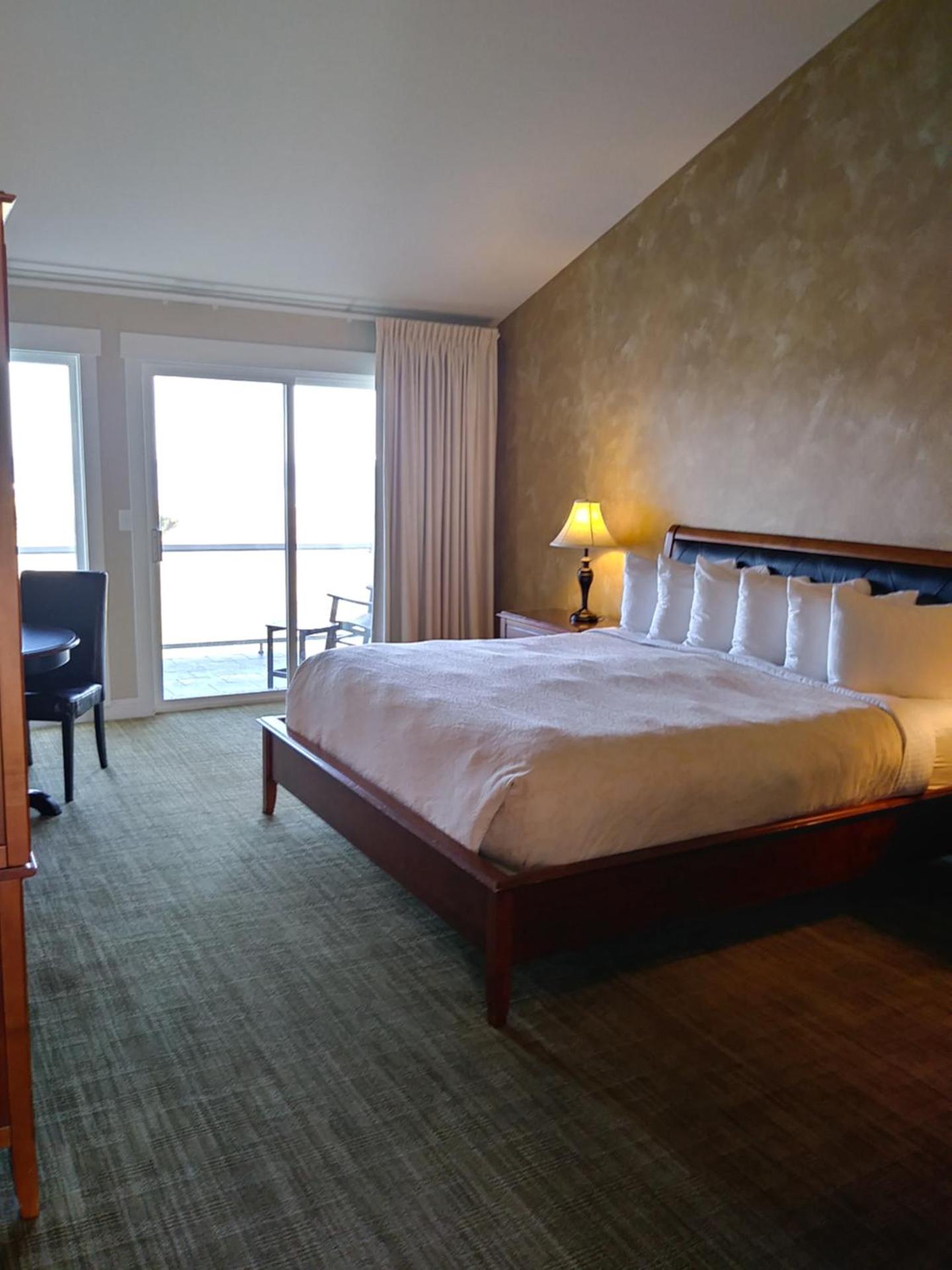 Pacific Reef Hotel & Light Show