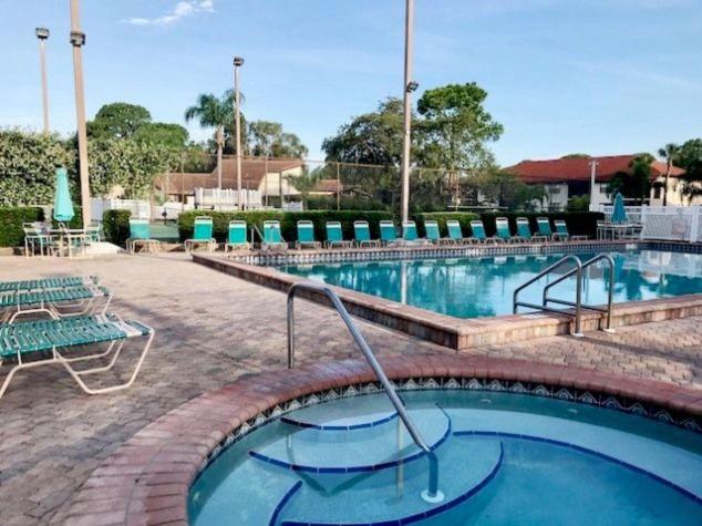 4330 Shorewalk lakeview condo close to IMG and Beach — photo 4