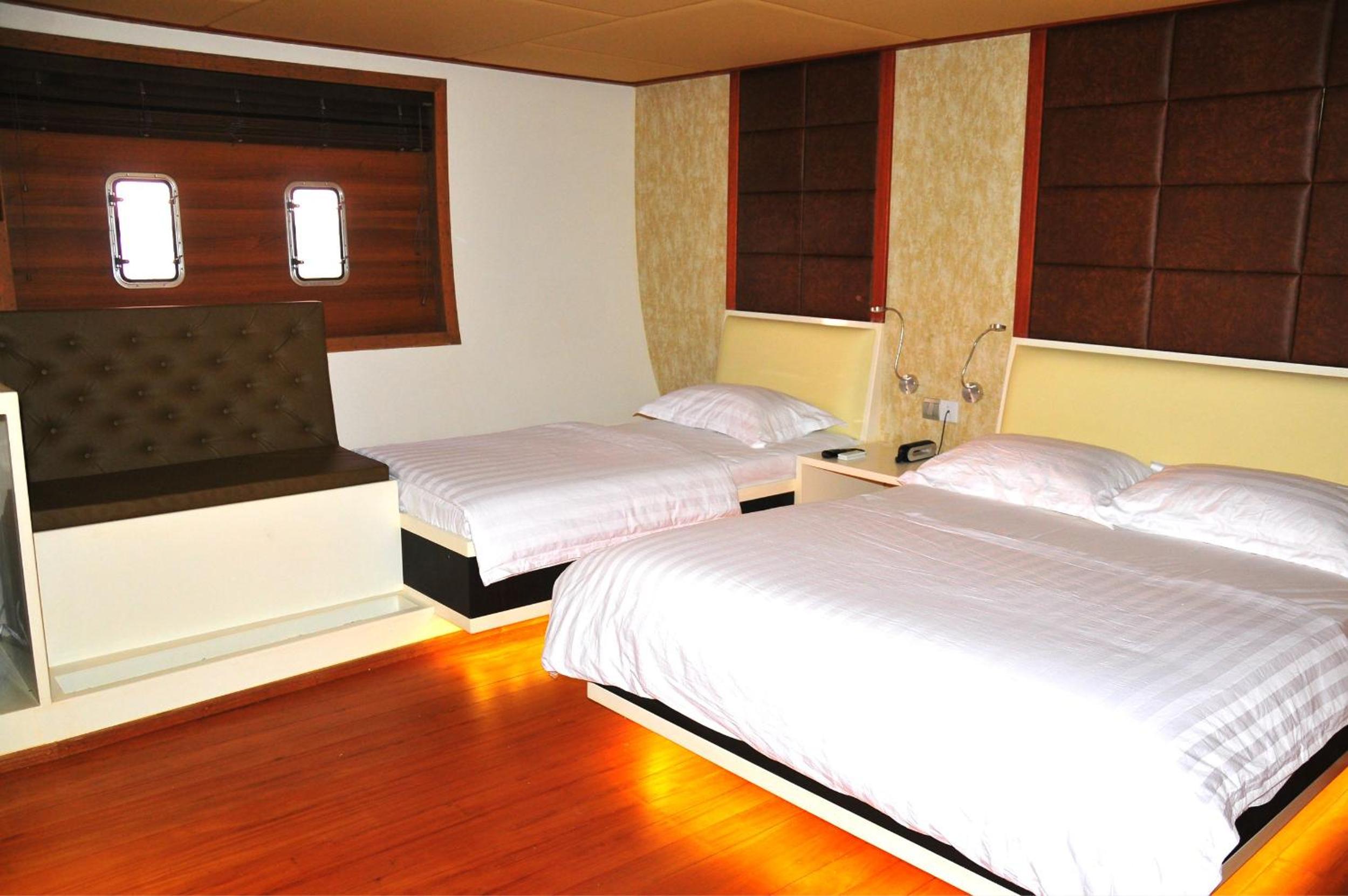 Liveaboard Adora
