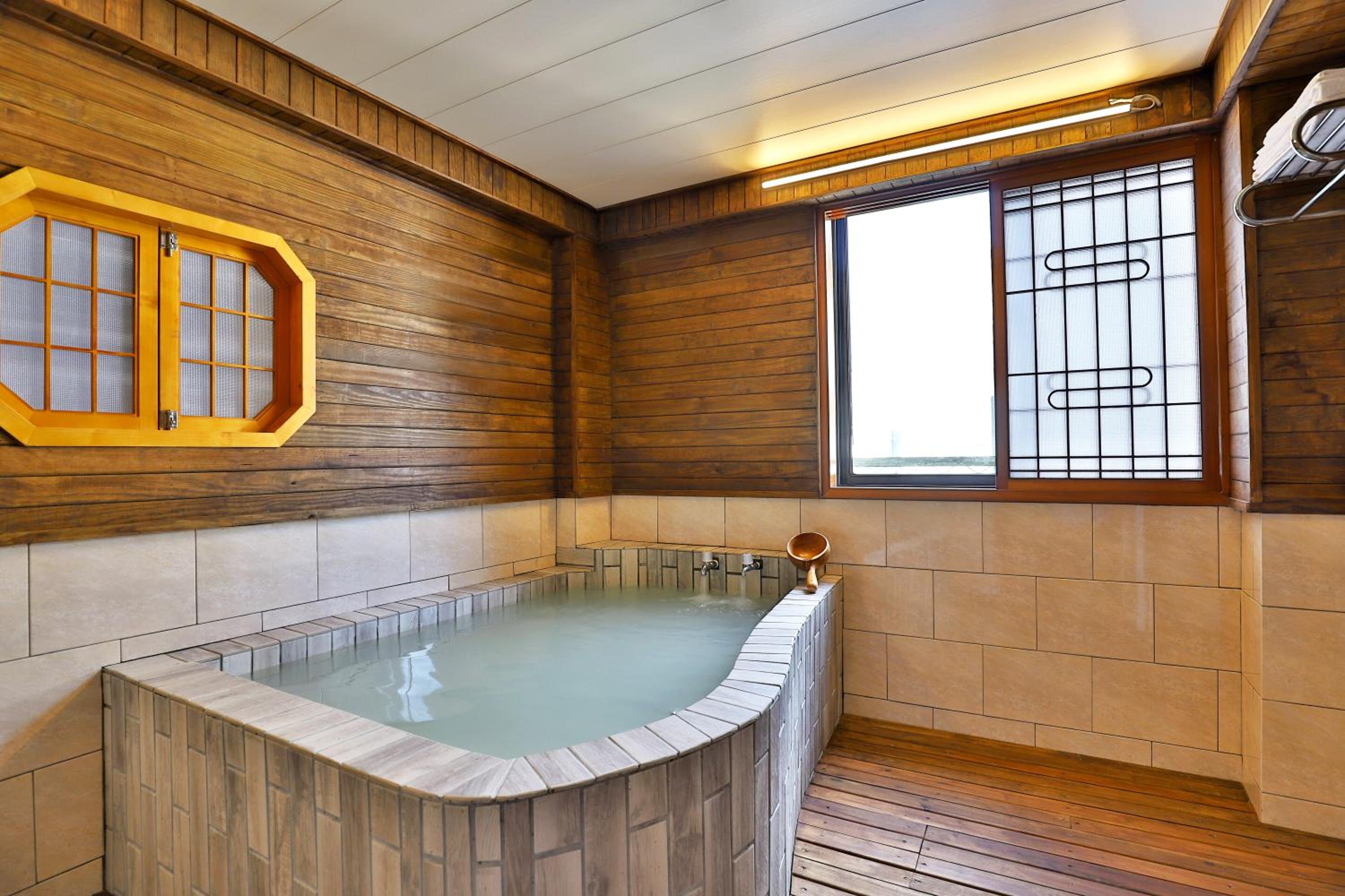 Phoenix Pavilion Hot Spring Hotel