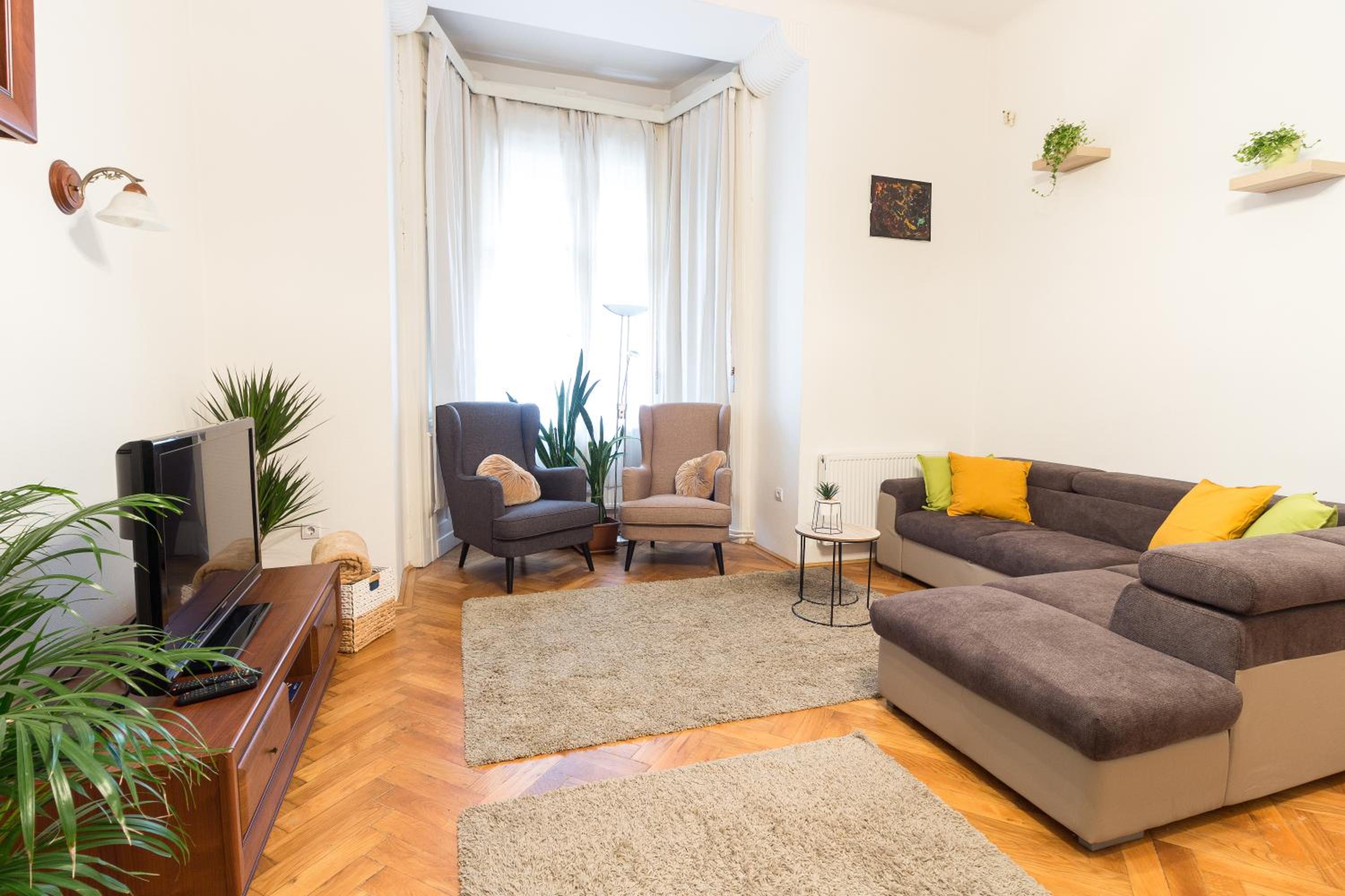 Beautiful Spacious Three-Room Suite Close to Buda Castle view 3