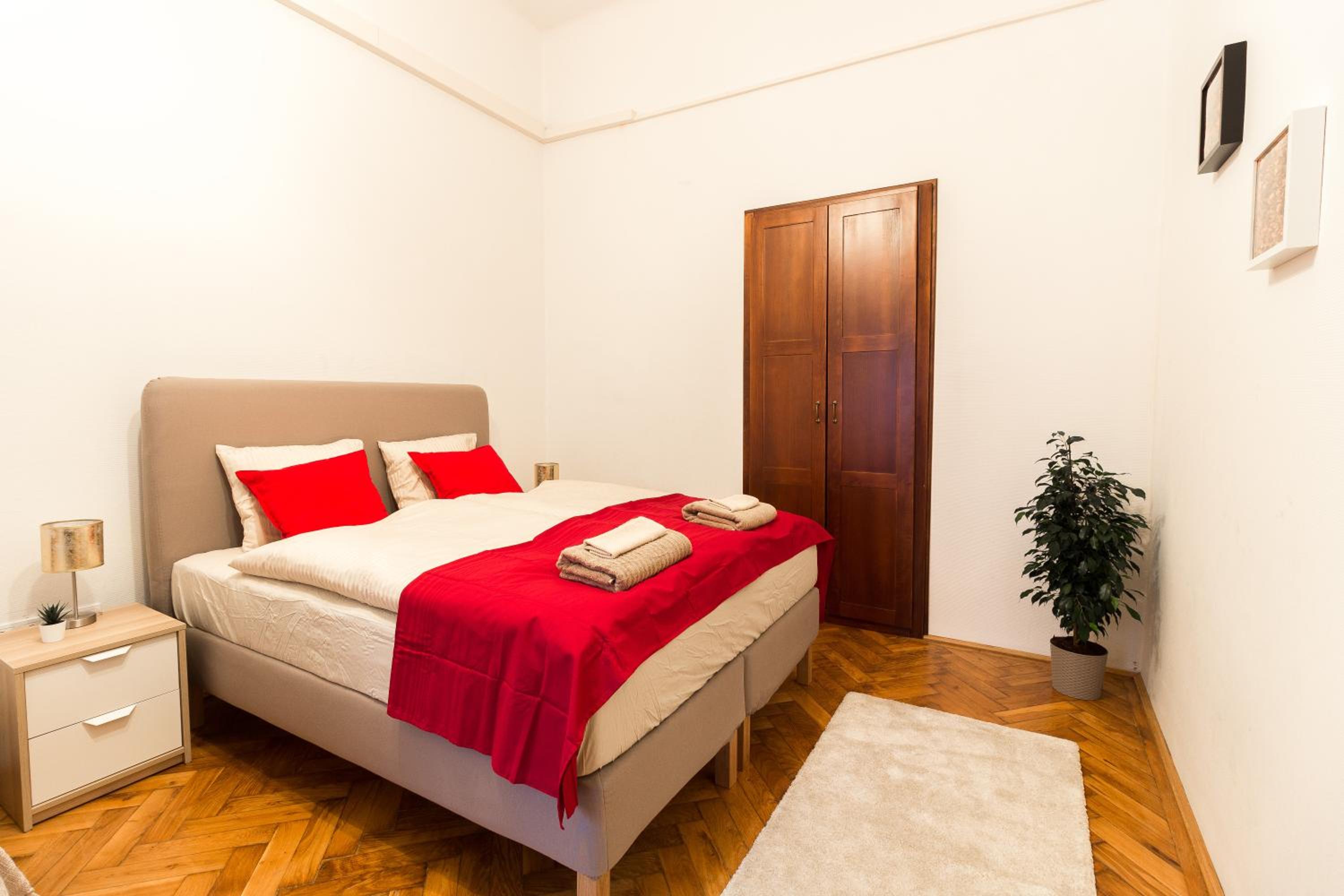 Beautiful Spacious Three-Room Suite Close to Buda Castle view 4