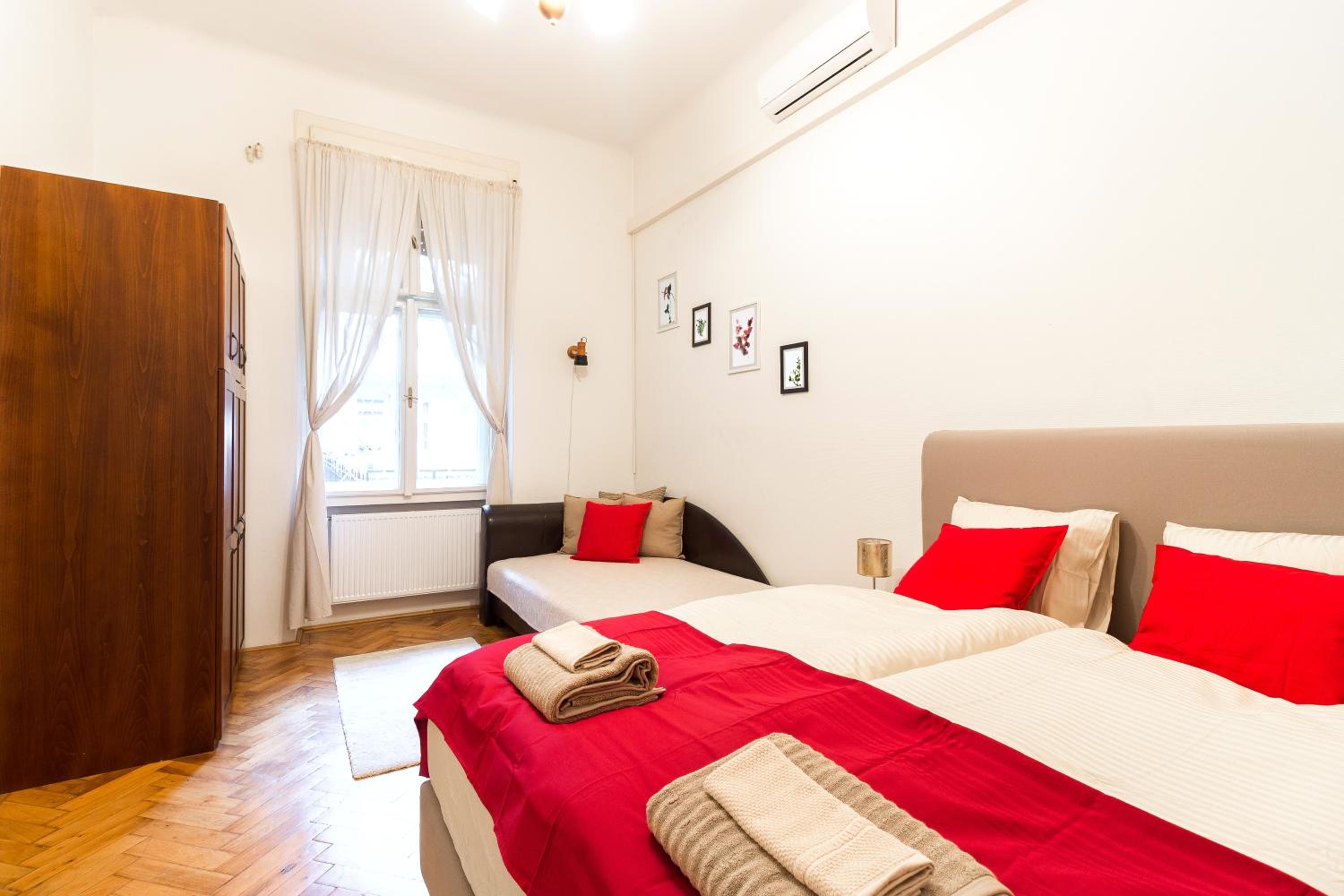 Beautiful Spacious Three-Room Suite Close to Buda Castle view 5