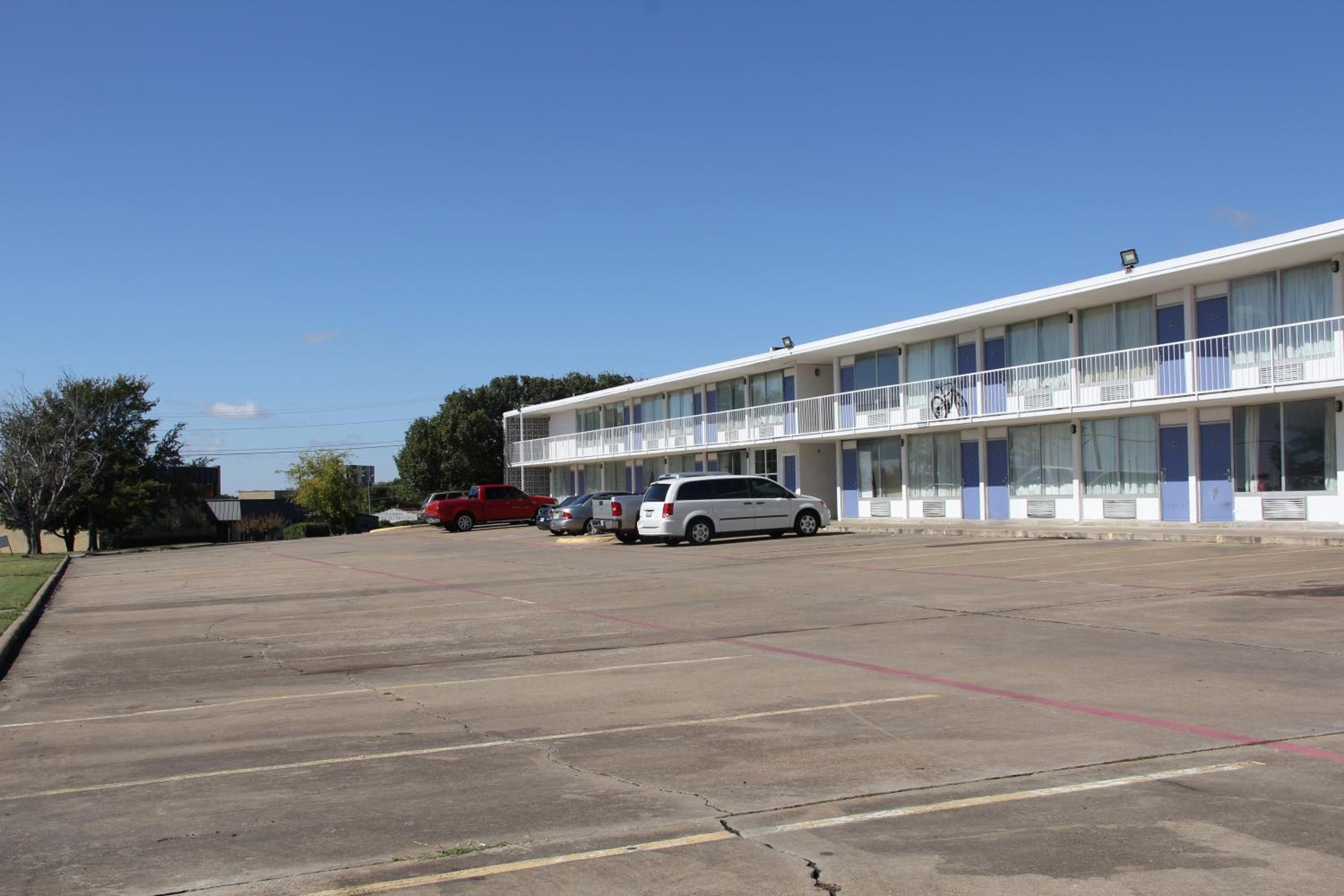 LoneStar Inn and Suites