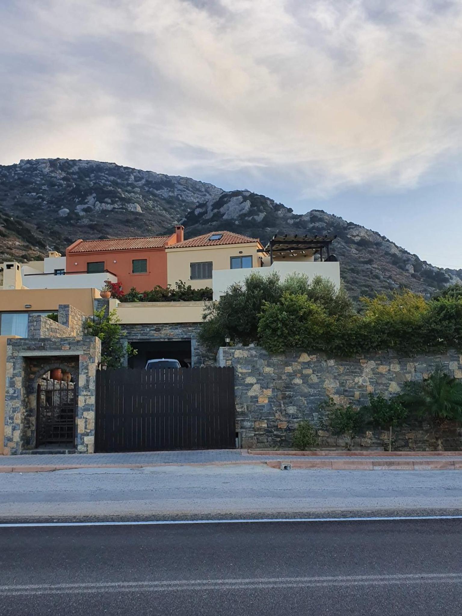 Villa Azure Sea, Istron