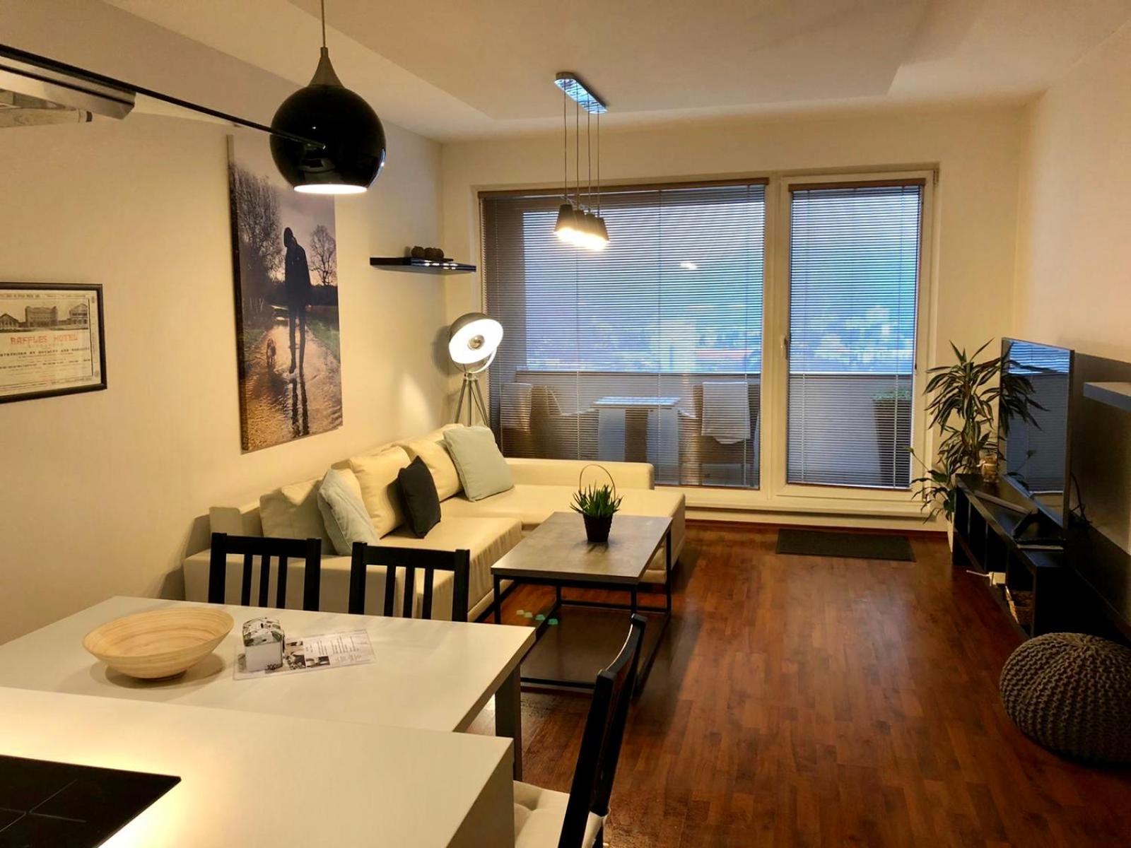 BL Luxury Apartment, 24hr Self Check-in, Free Private Garage Parking, Panoramic Views from Balcony, 5 minute walk to City Center view 4