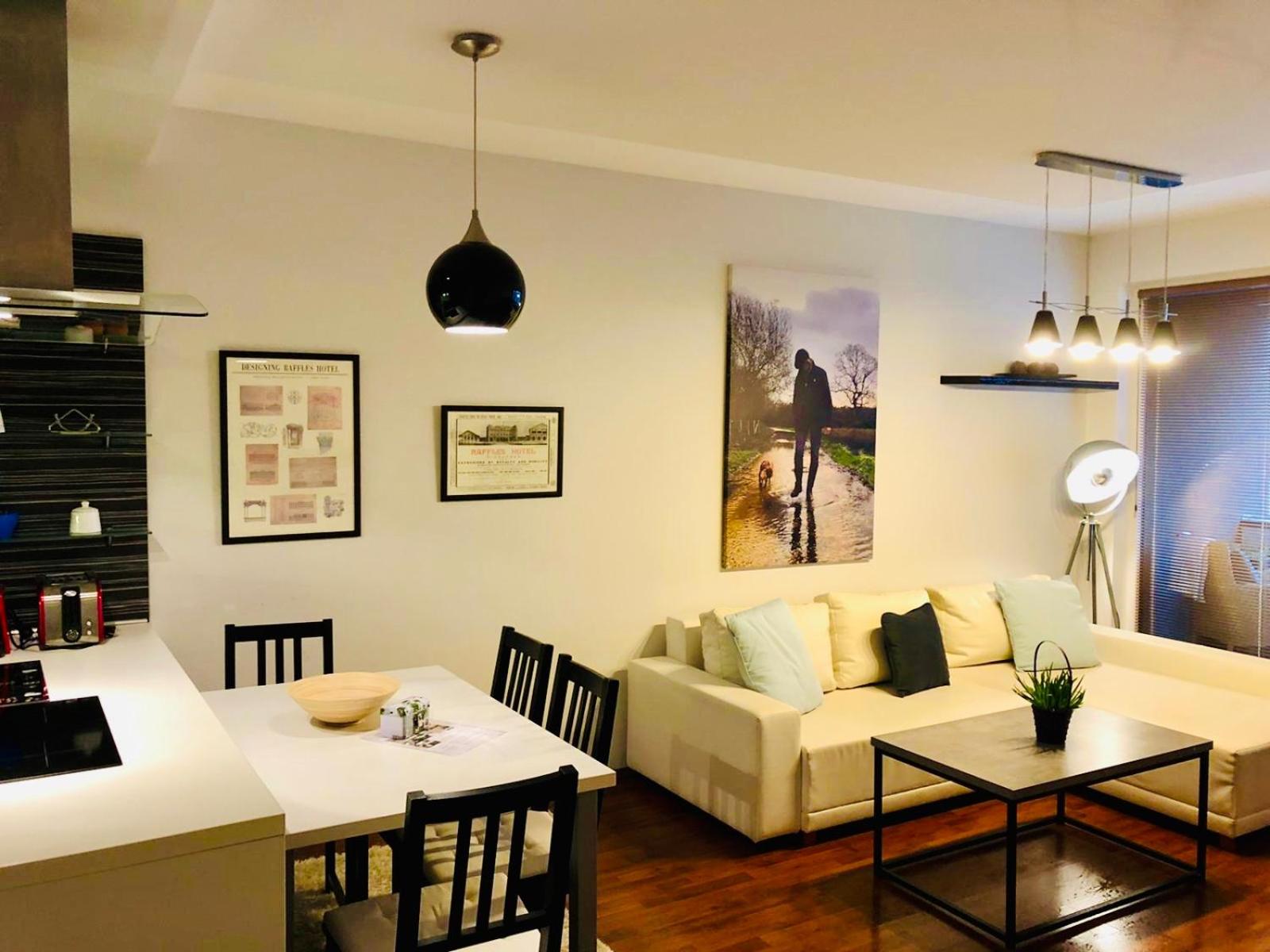 BL Luxury Apartment, 24hr Self Check-in, Free Private Garage Parking, Panoramic Views from Balcony, 5 minute walk to City Center view 5