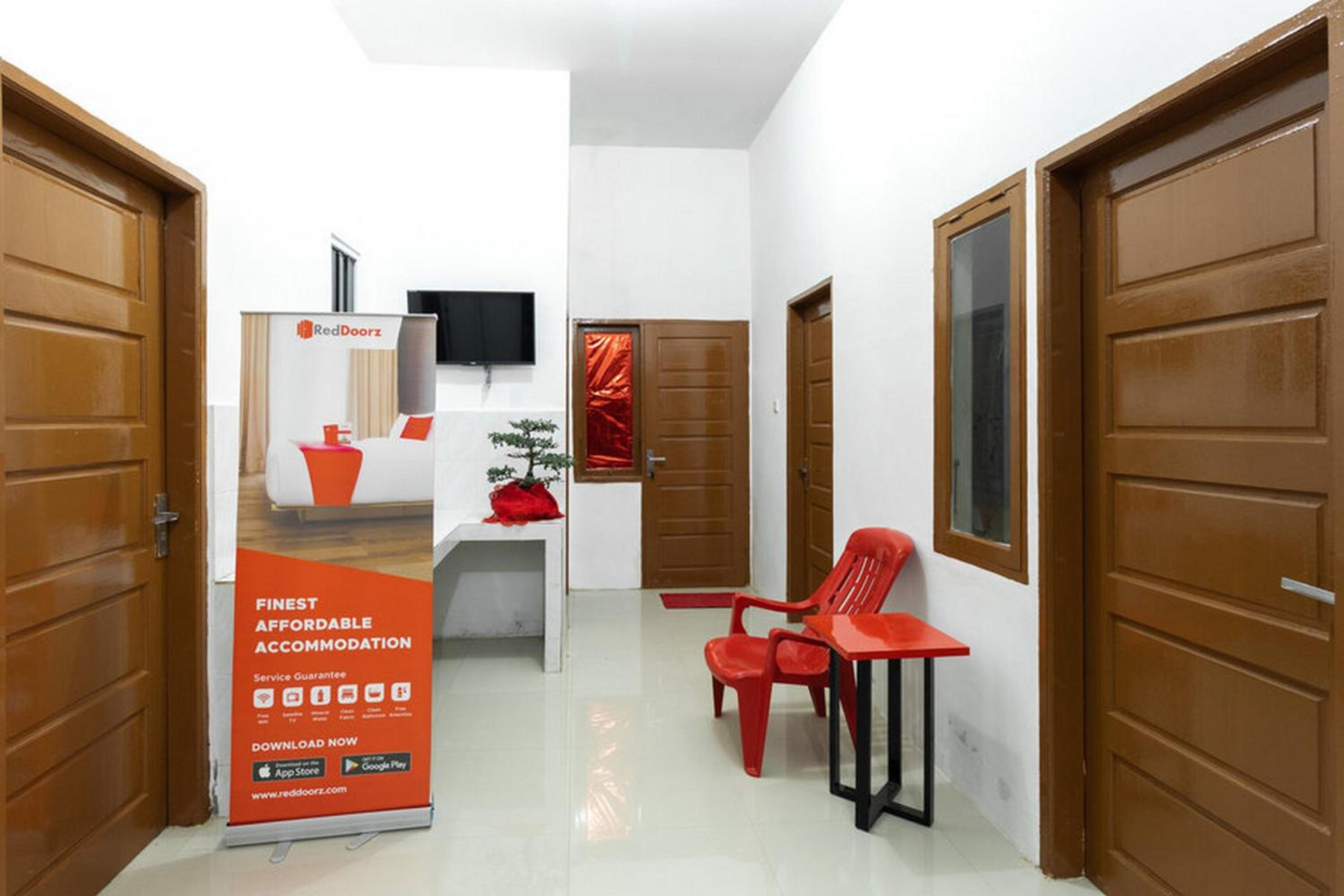 RedDoorz @ Jalan Dr Mansyur Medan 2, Medan - 12